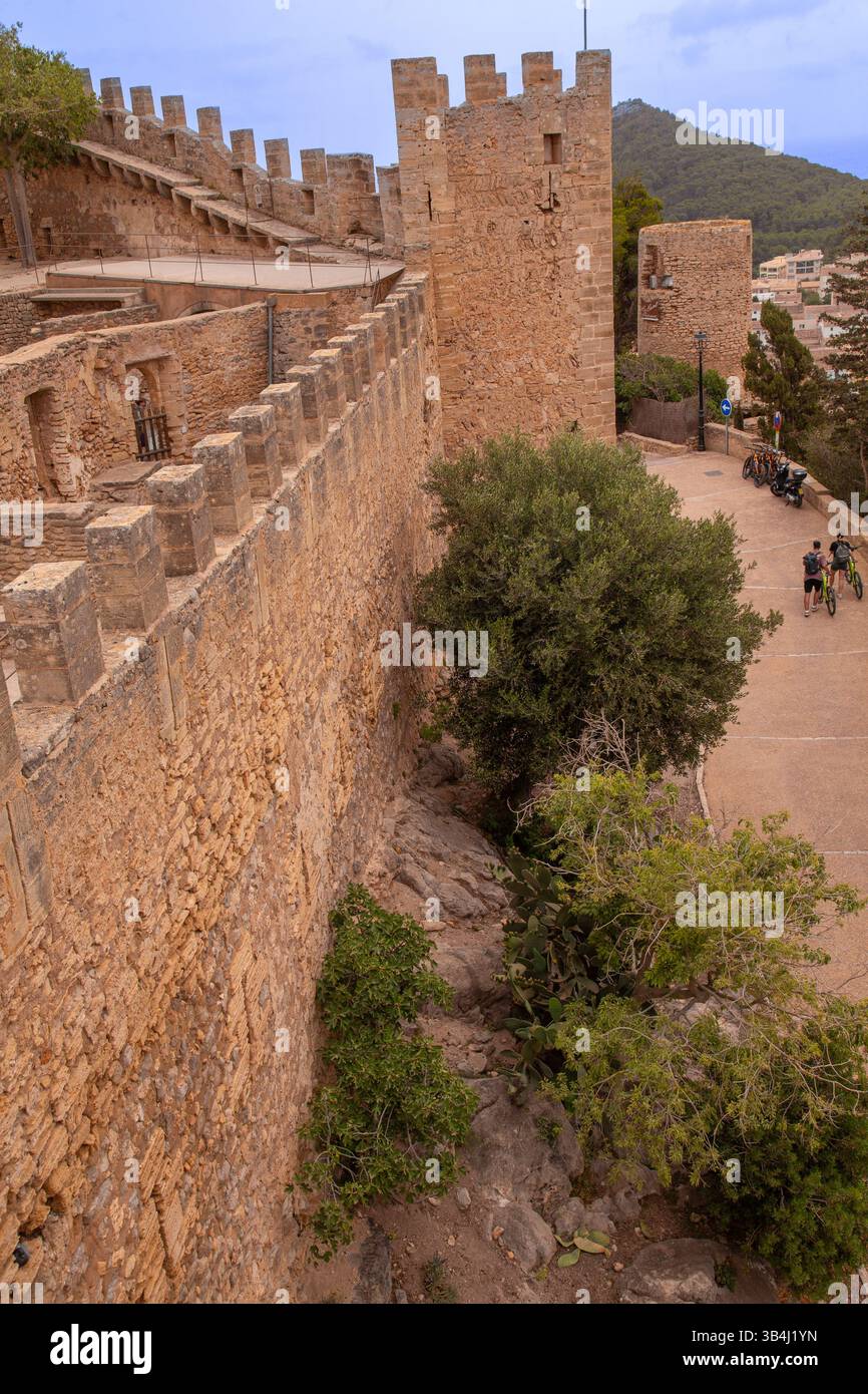 Il castello di Capdepera, sopra la città di Capdepera a Maiorca, Maiorca, Spagna Foto Stock