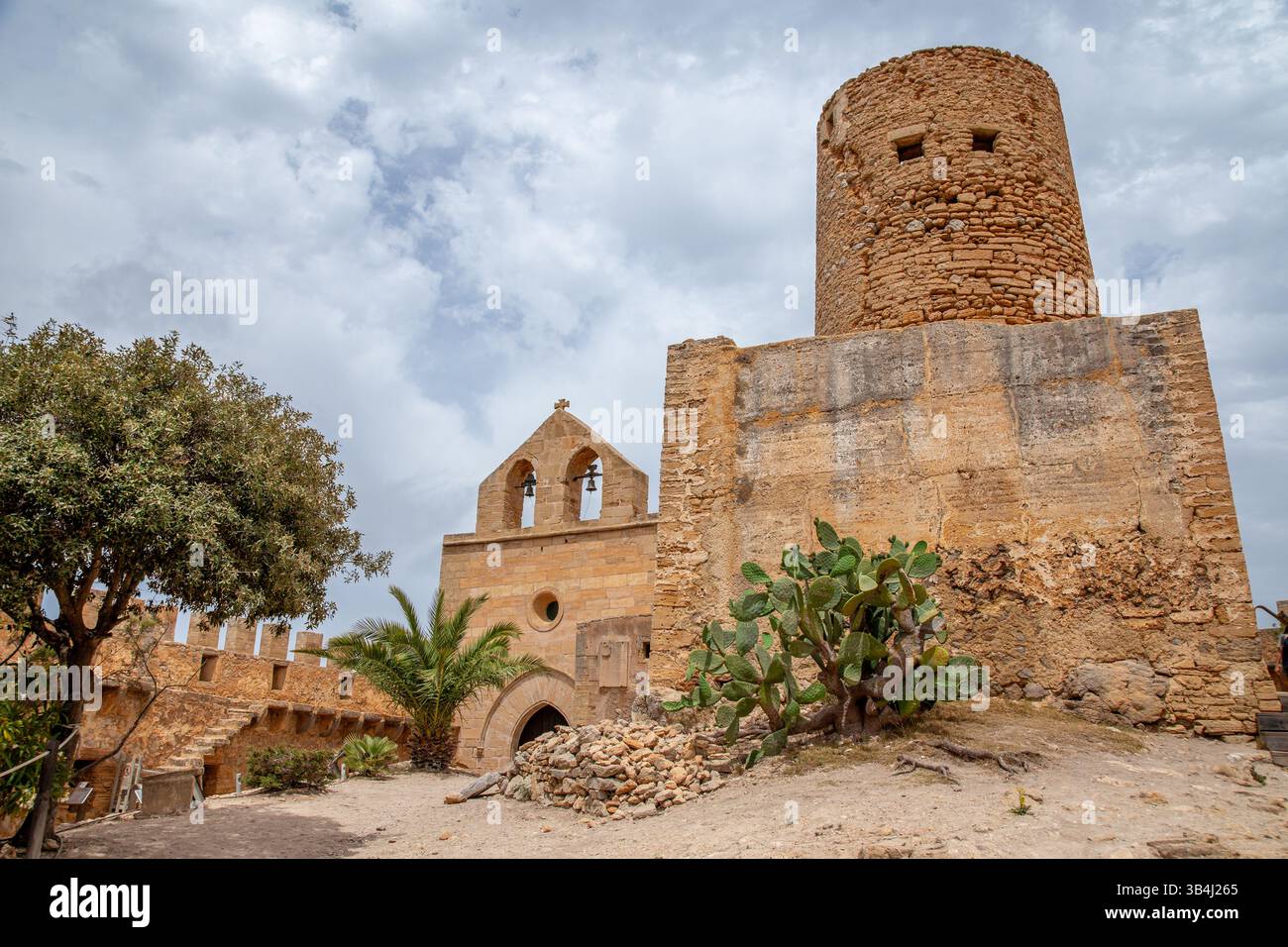 Il castello di Capdepera, sopra la città di Capdepera a Maiorca, Maiorca, Spagna Foto Stock