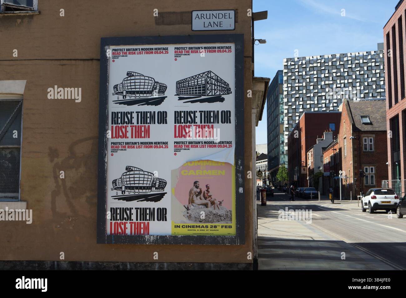 Un cartellone su un muro di un edificio che pubblicizza il riutilizzo o la perdita, proteggono il patrimonio moderno britannico leggi l'elenco dei rischi nel centro di Sheffield Foto Stock