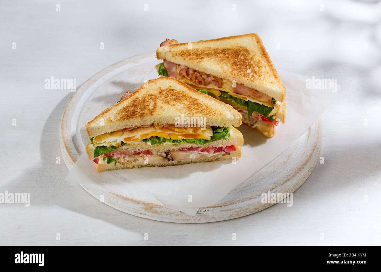 club sandwich su un tavolo bianco Foto Stock