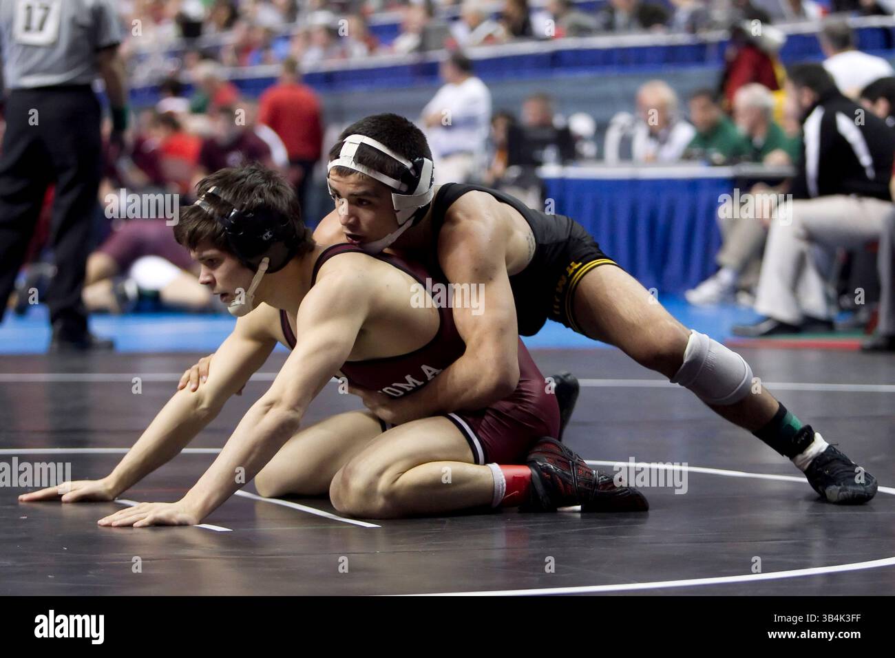 17 marzo 2011: Tony Ramos (6) dell'Iowa in azione contro Jordan Keller dell'Oklahoma durante il loro match per il titolo 133 all'NCAA Wrestling Championship al Wells Fargo Center di Philadelphia, Pennsylvania (Credit Image: © Chris Szagola/Cal Sport Media/ZUMAPRESS.com) Foto Stock