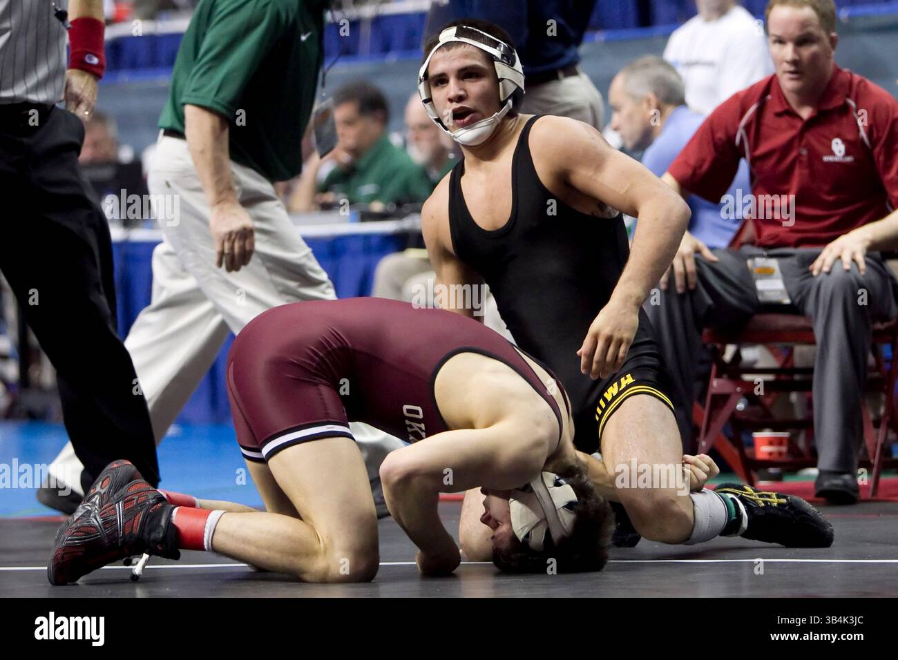 17 marzo 2011: Tony Ramos (6) dell'Iowa in azione contro Jordan Keller dell'Oklahoma durante il loro match per il titolo 133 all'NCAA Wrestling Championship al Wells Fargo Center di Philadelphia, Pennsylvania (Credit Image: © Chris Szagola/Cal Sport Media/ZUMAPRESS.com) Foto Stock