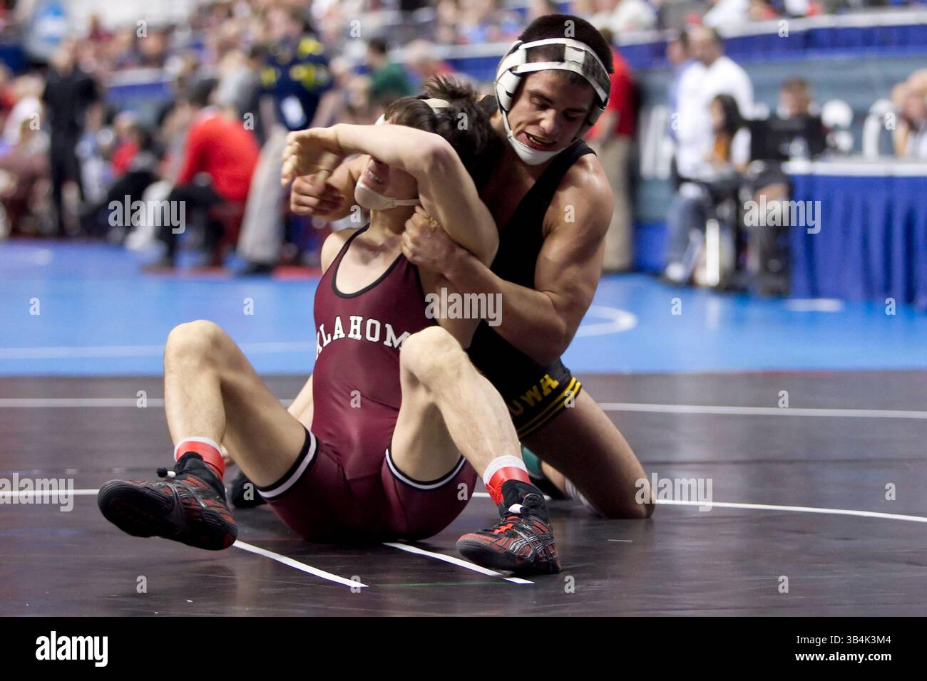 17 marzo 2011: Tony Ramos (6) dell'Iowa in azione contro Jordan Keller dell'Oklahoma durante il loro match per il titolo 133 all'NCAA Wrestling Championship al Wells Fargo Center di Philadelphia, Pennsylvania (Credit Image: © Chris Szagola/Cal Sport Media/ZUMAPRESS.com) Foto Stock