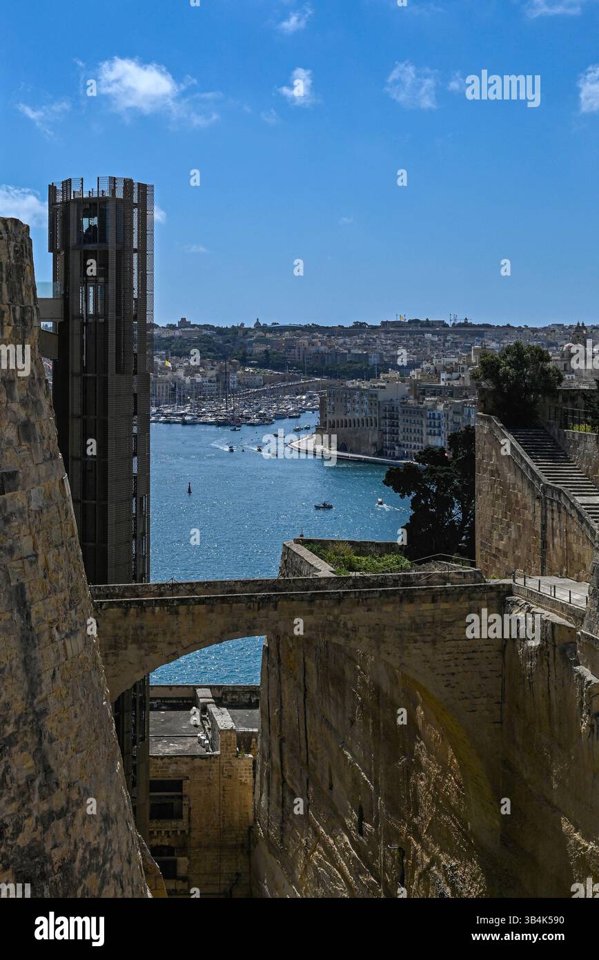 LA VALLETTA, MALTA - 11 APRILE 2025: Veduta del lungomare e dell'ascensore Barrakka Foto Stock