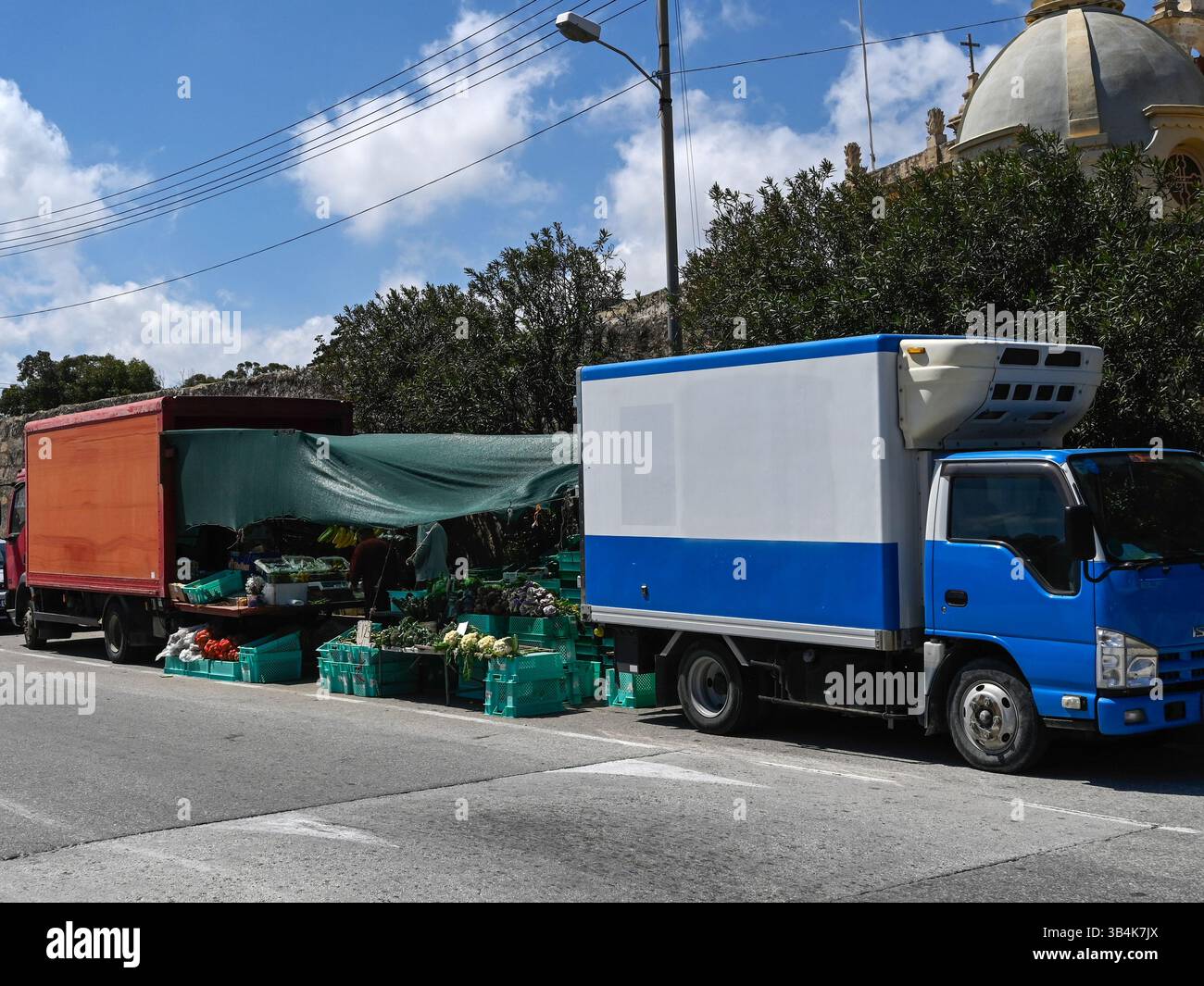 MALTA - 11 APRILE 2025: Negozio di frutta e verdura all'aperto sul ciglio della strada Foto Stock