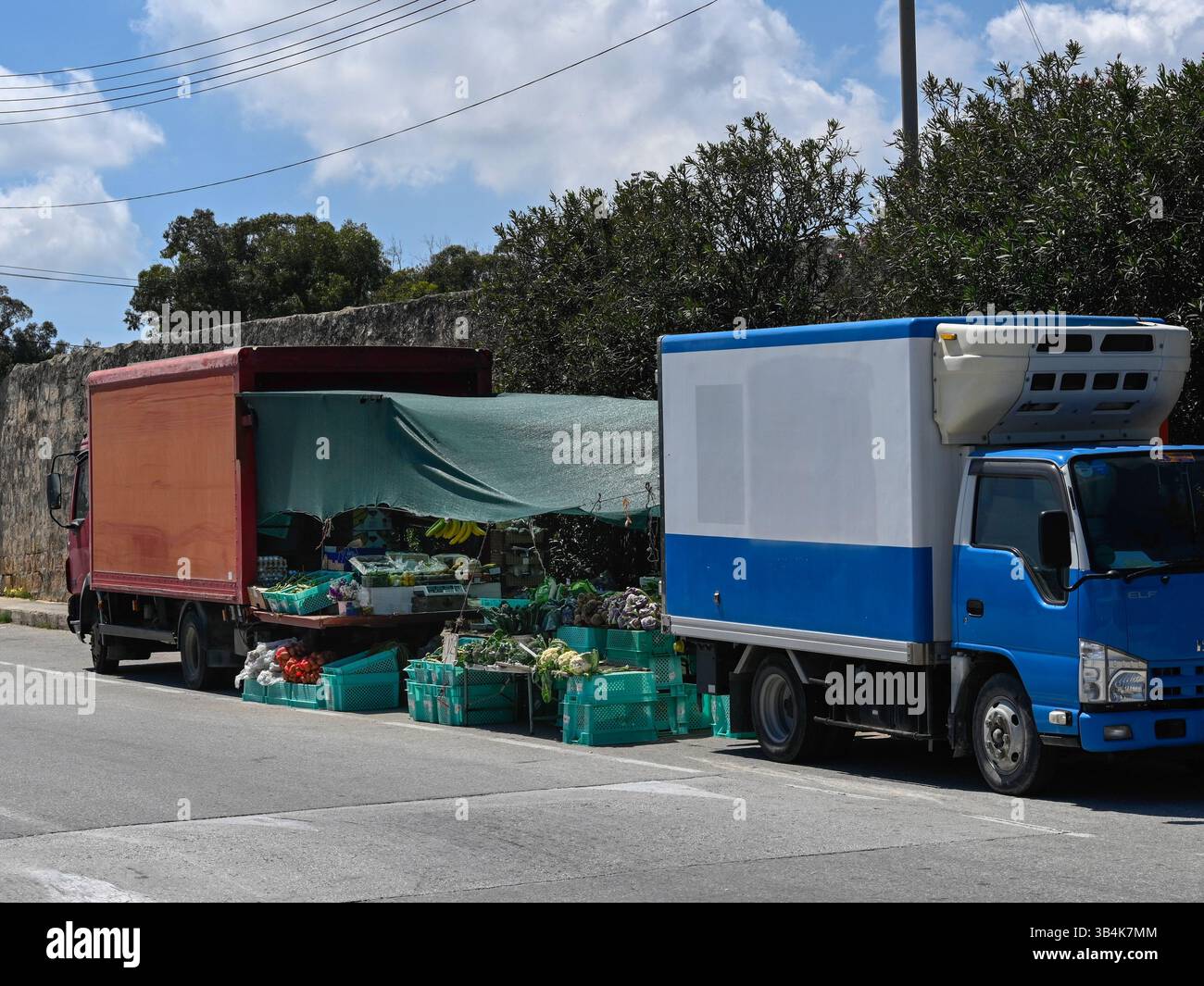 MALTA - 11 APRILE 2025: Negozio di frutta e verdura all'aperto sul ciglio della strada Foto Stock