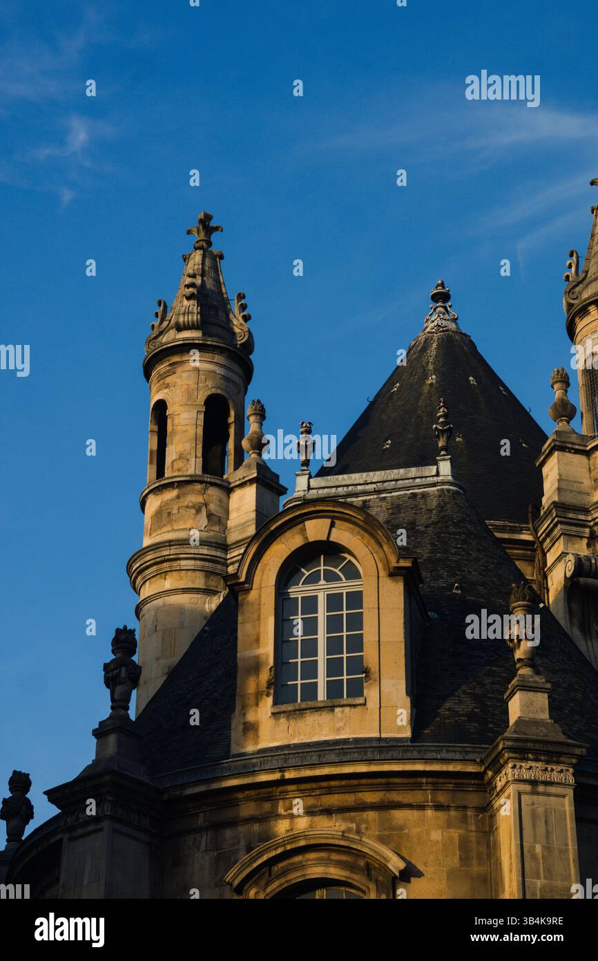 Primo piano di un edificio parigino durante l'ora d'oro Foto Stock