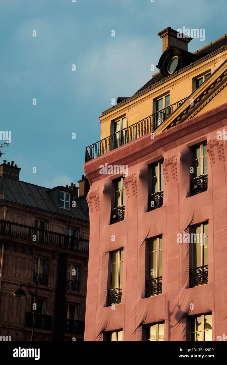 Primo piano di un edificio parigino durante l'ora d'oro Foto Stock