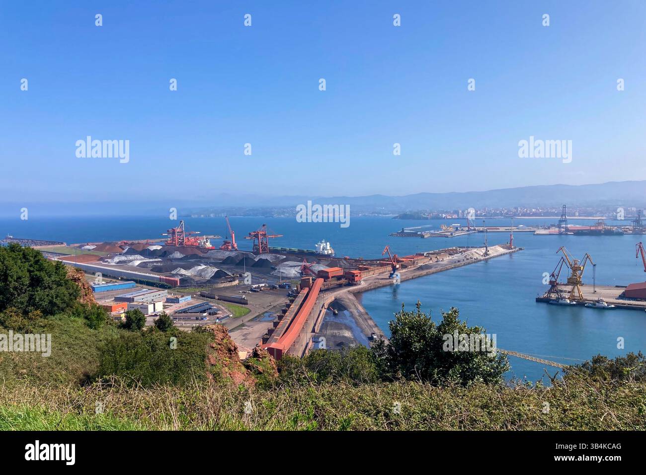GIJON, SPAGNA - 7 APRILE 2025: Insediamenti portuali di Gijón tra paesaggi costieri panoramici a Gijón, Asturie, Spagna - Immagine stock catturata con smartphone