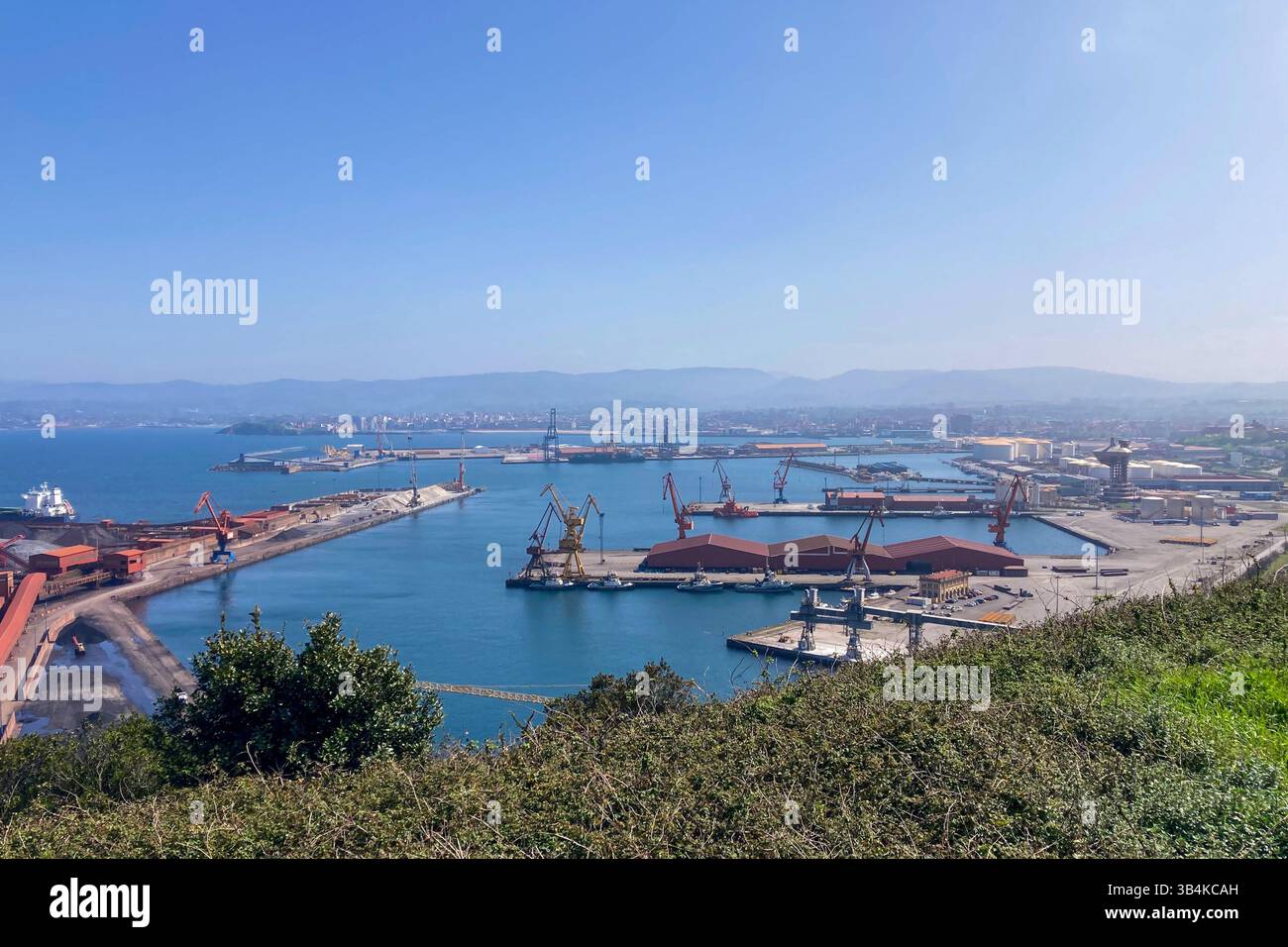 GIJON, SPAGNA - 7 APRILE 2025: Insediamenti portuali di Gijón tra paesaggi costieri panoramici a Gijón, Asturie, Spagna - Immagine stock catturata con smartphone