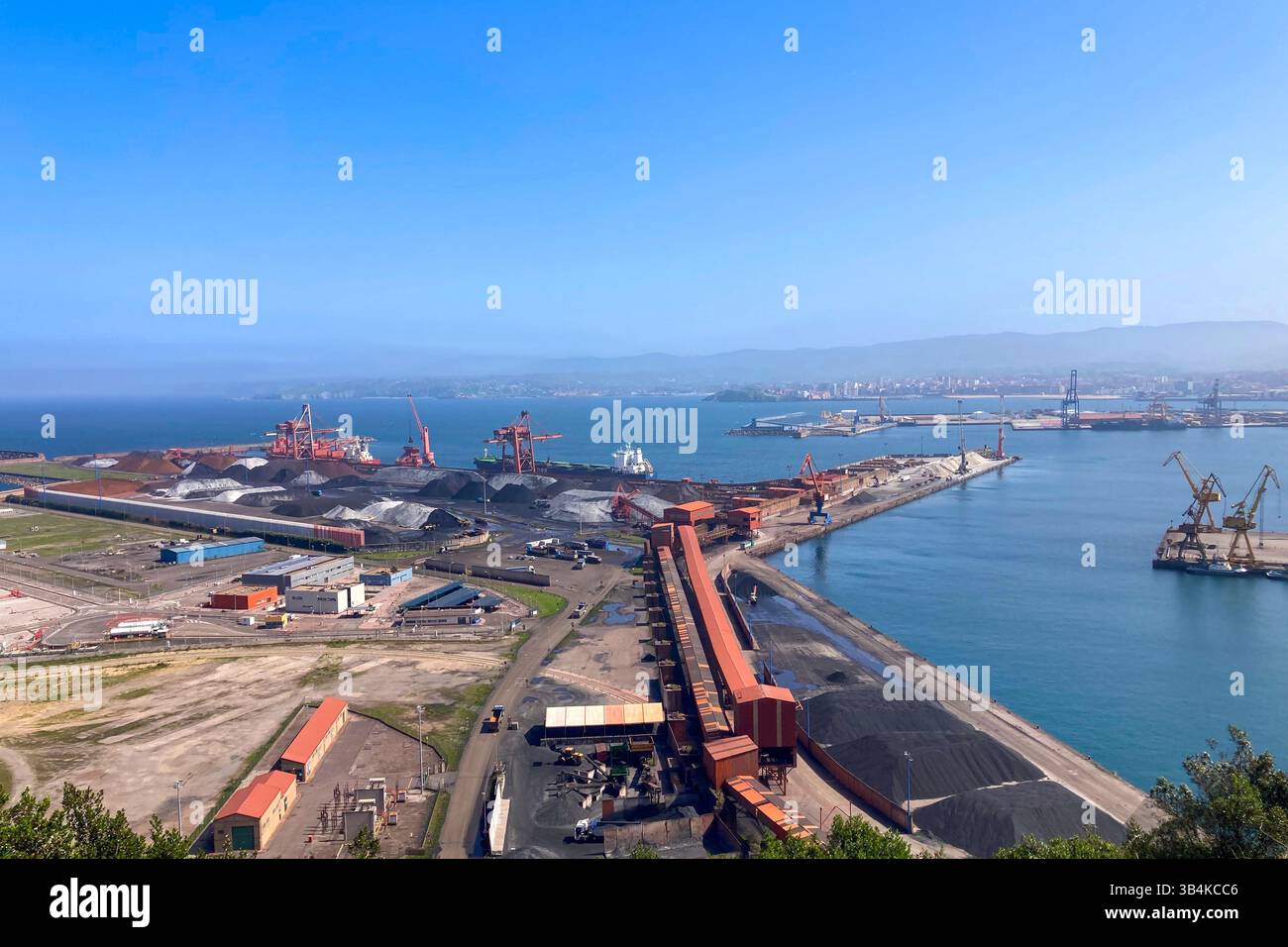 GIJON, SPAGNA - 7 APRILE 2025: Insediamenti portuali di Gijón tra paesaggi costieri panoramici a Gijón, Asturie, Spagna - Immagine stock catturata con smartphone