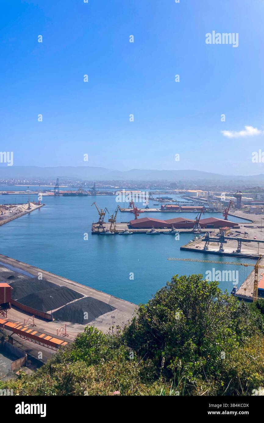 GIJON, SPAGNA - 7 APRILE 2025: Insediamenti portuali di Gijón tra paesaggi costieri panoramici a Gijón, Asturie, Spagna - Immagine stock catturata con smartphone