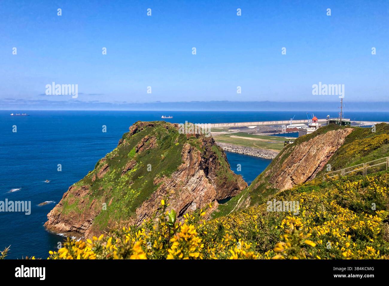 GIJON, SPAGNA - 7 APRILE 2025: Insediamenti portuali di Gijón tra paesaggi costieri panoramici a Gijón, Asturie, Spagna - Immagine stock catturata con smartphone