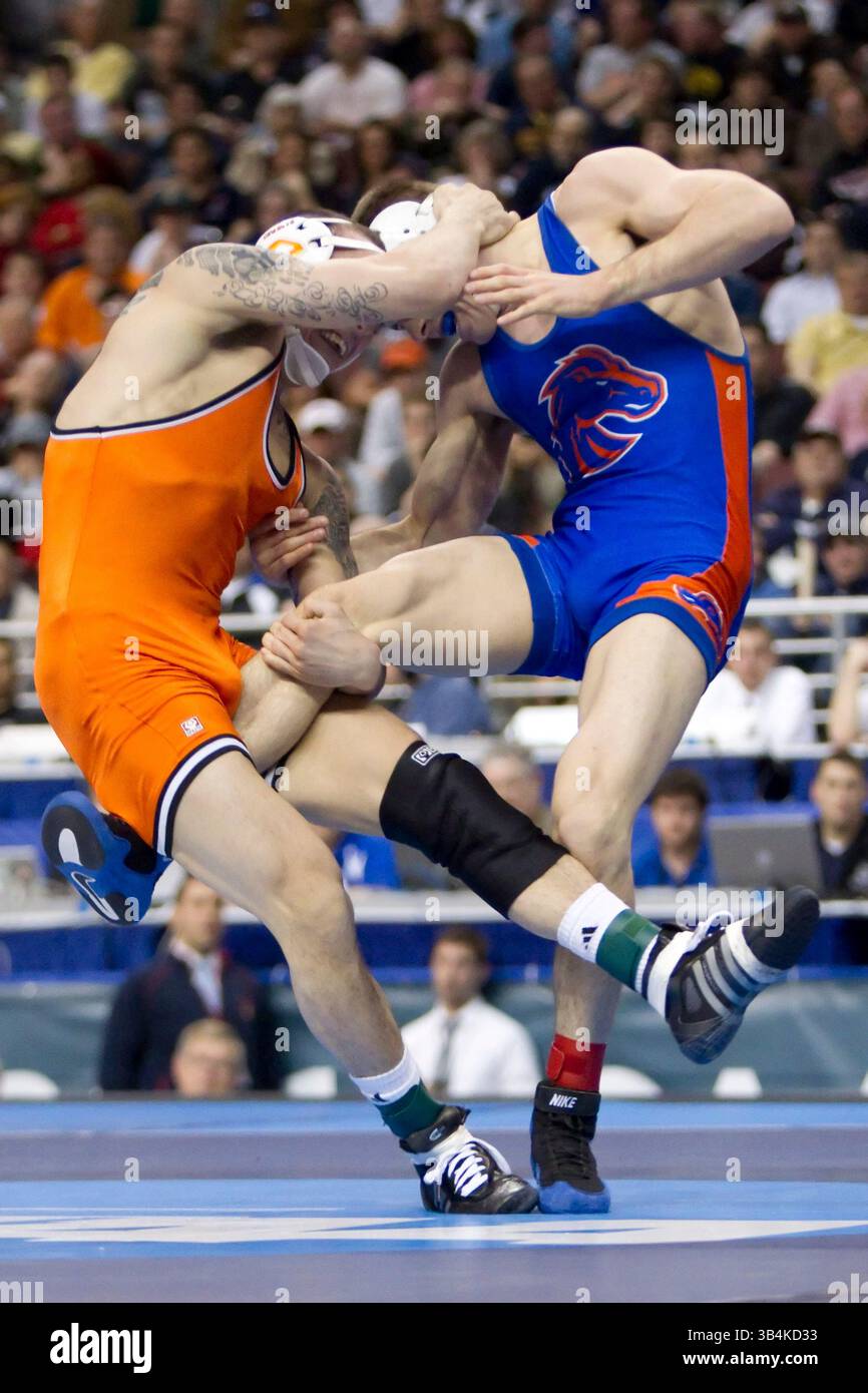 19 marzo 2011: Gareggia nel match per il titolo nella classe di peso 133, Jordan Oliver (1) di Oklahoma State in azione contro Andrew Hochstrasser (2) di Boise State al NCAA Wrestling Championship nel Wells Fargo Center di Philadelphia, Pennsylvania. Jordan Oliver (1) dell'Oklahoma State vince il campionato 133.(Credit Image: © Chris Szagola/Cal Sport Media/ZUMAPRESS.com) Foto Stock