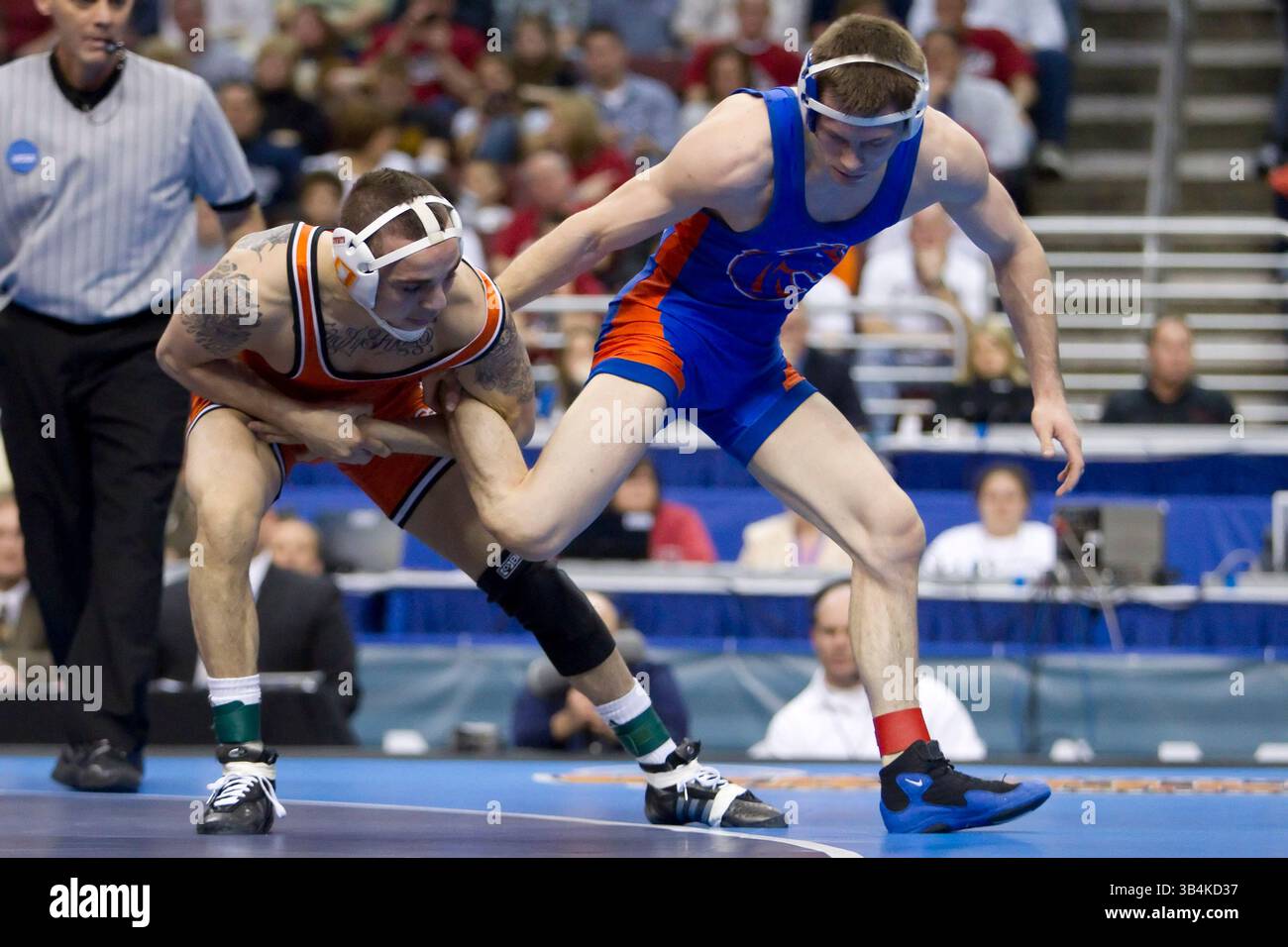 19 marzo 2011: Gareggia nel match per il titolo nella classe di peso 133, Jordan Oliver (1) di Oklahoma State in azione contro Andrew Hochstrasser (2) di Boise State al NCAA Wrestling Championship nel Wells Fargo Center di Philadelphia, Pennsylvania. Jordan Oliver (1) dell'Oklahoma State vince il campionato 133.(Credit Image: © Chris Szagola/Cal Sport Media/ZUMAPRESS.com) Foto Stock