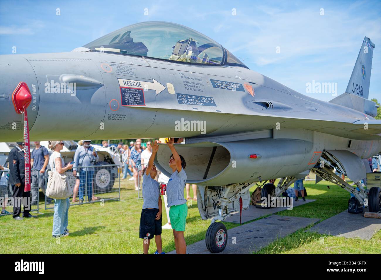 Den Haag, Paesi Bassi - 29 giugno 2024: I bambini esplorano il jet da caccia olandese F16 durante dutch Veteranendag Foto Stock