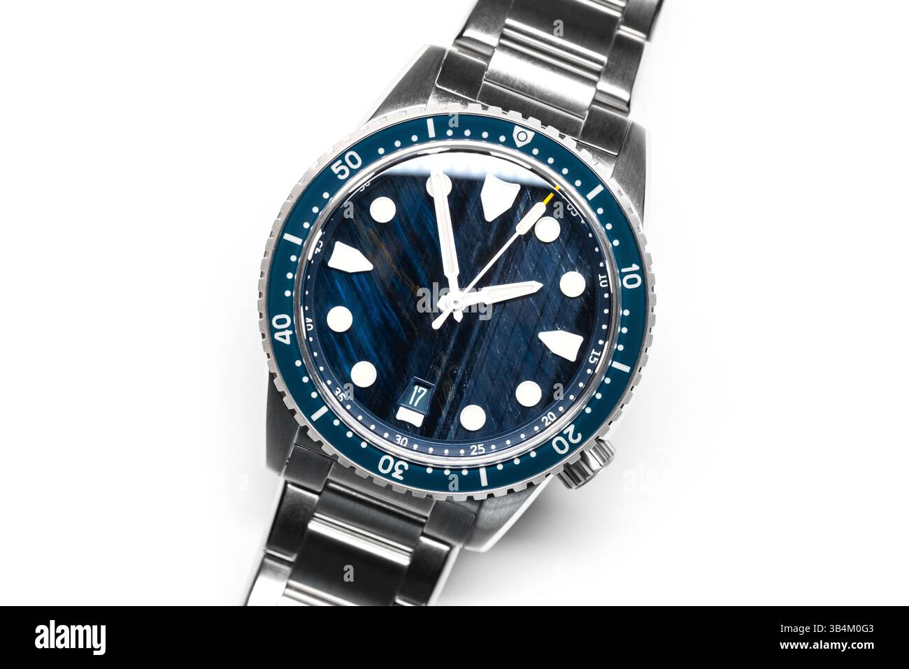 Elegante orologio da immersione con quadrante in pietra a motivi blu, pennarelli luminosi bianchi e bracciale in acciaio inossidabile per un look casual e formale Foto Stock