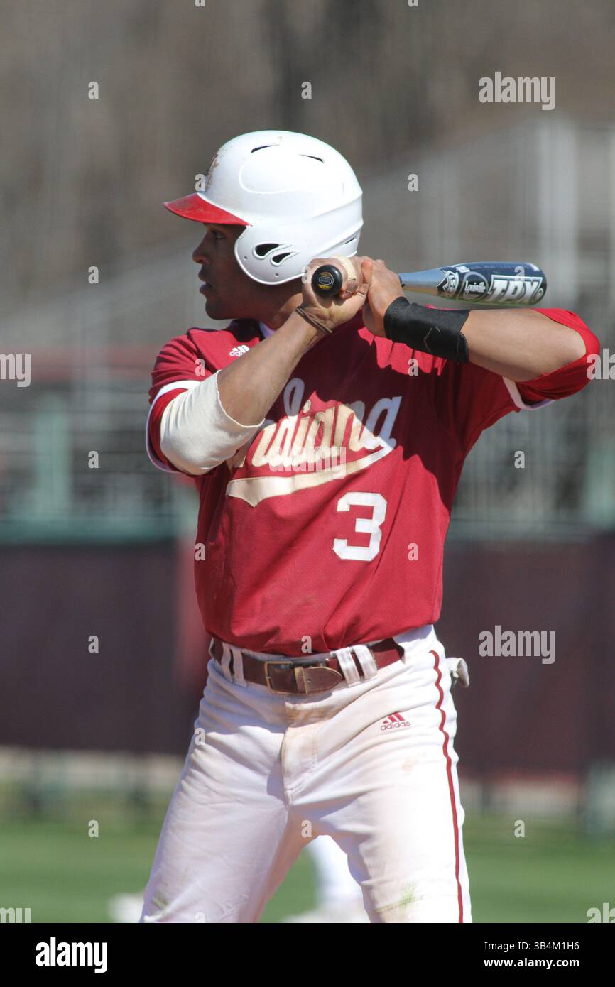 27 marzo 2011: Indiana Hoosiers Infield/Outfield Johnson, Micah (3) in battuta durante una partita di baseball NCAA tra la Evansville University e Indiana Unversity al Sembower Field di Bloomington, Indiana. (Credit Image: © Pat Lovell/Cal Sport Media/ZUMAPRESS.com) Foto Stock