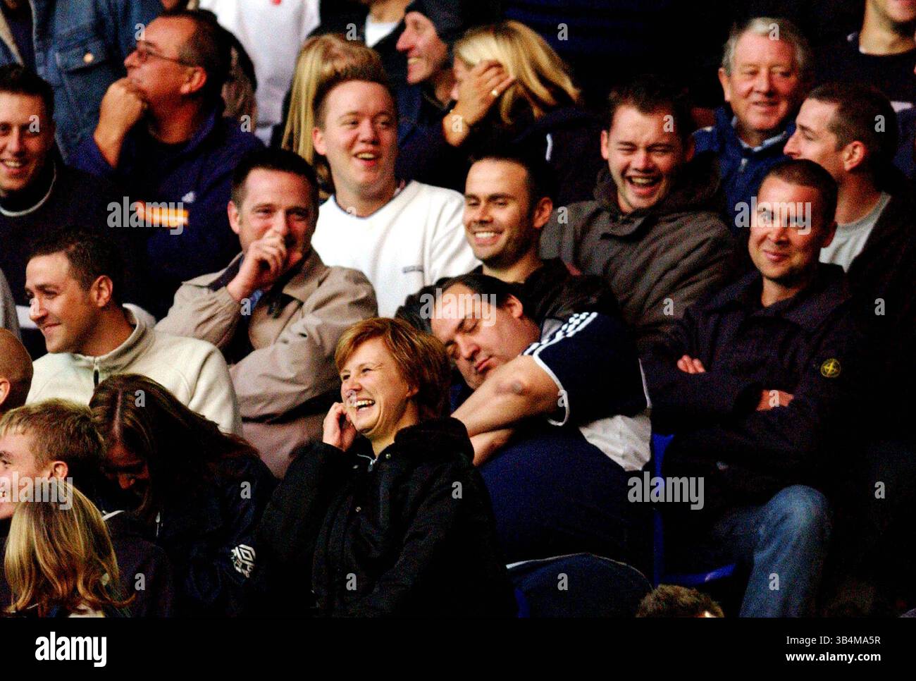 26 ottobre 2003 - Londra, Gran Bretagna - 053067.Sleeping Spurs Supporter.Tottenham Hotspur V Middlesborough (Punteggio 0-0).at Stamford Bridge, Londra....A13819(Credit Image: © Globe Photos/ZUMAPRESS.com) Foto Stock