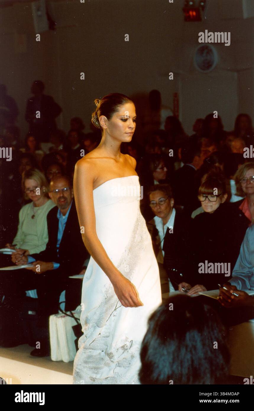 18 settembre 2003 - settimana della moda 2003 - Bryant Park - Chado Ralph Rucci - Josephine (designer) - Runway Model - Frankie - abito in crepe sile dipinto a mano senza spalline con perline di cristallo.K32987WR. KENNETH RUMMENTS/ 2003.(immagine di credito: © Globe Photos/ZUMAPRESS.com) Foto Stock