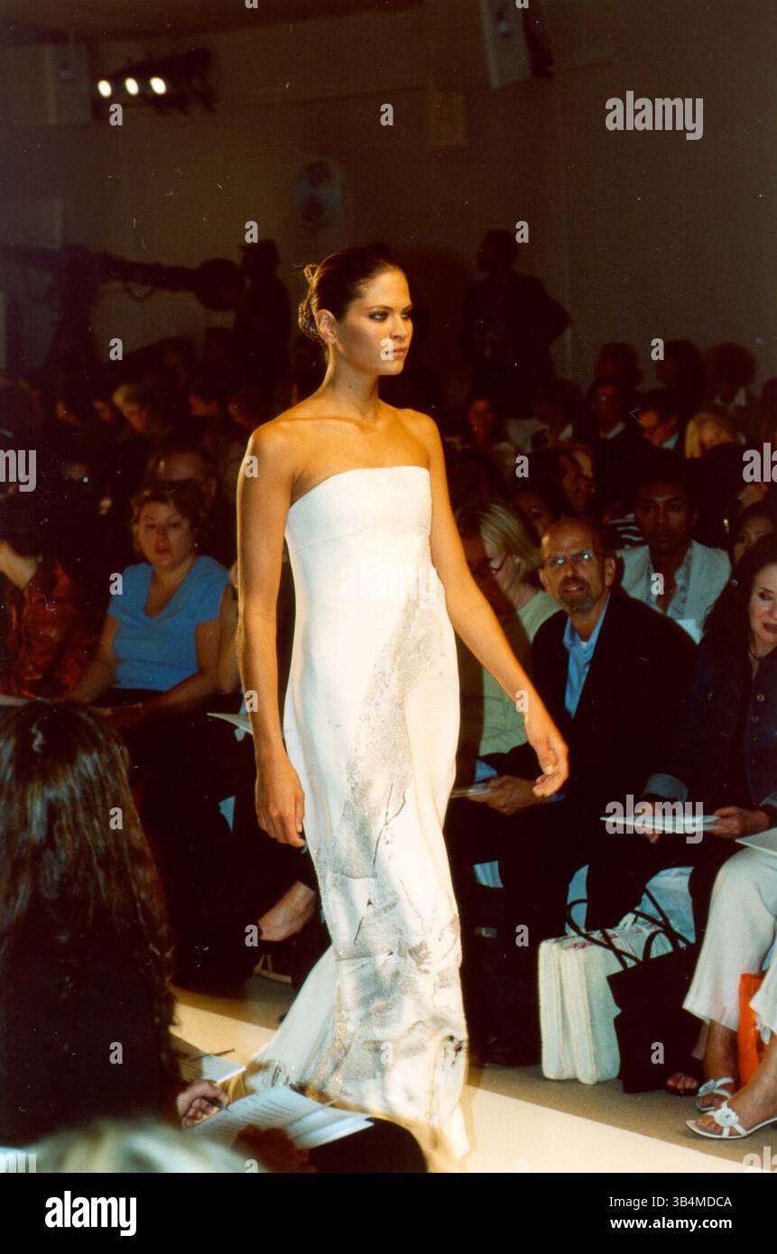 18 settembre 2003 - settimana della moda 2003 - Bryant Park - Chado Ralph Rucci - Josephine (designer) - Runway Model - Frankie - abito in crepe sile dipinto a mano senza spalline con perline di cristallo.K32987WR. KENNETH RUMMENTS/ 2003.(immagine di credito: © Globe Photos/ZUMAPRESS.com) Foto Stock