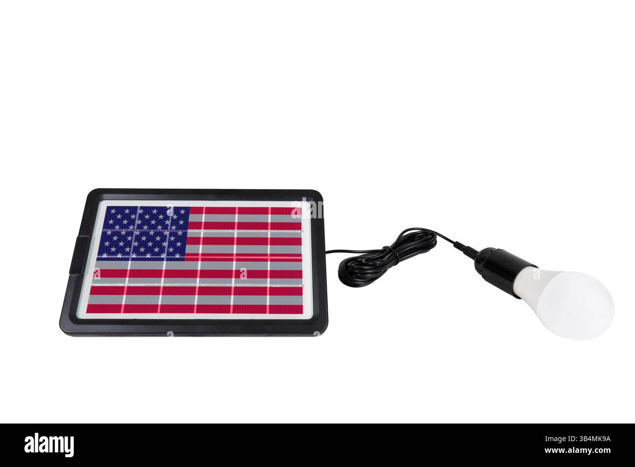 Un pannello solare portatile che mostra la bandiera americana collegato a una lampadina, su sfondo bianco, che rappresenta l'energia solare degli Stati Uniti Foto Stock