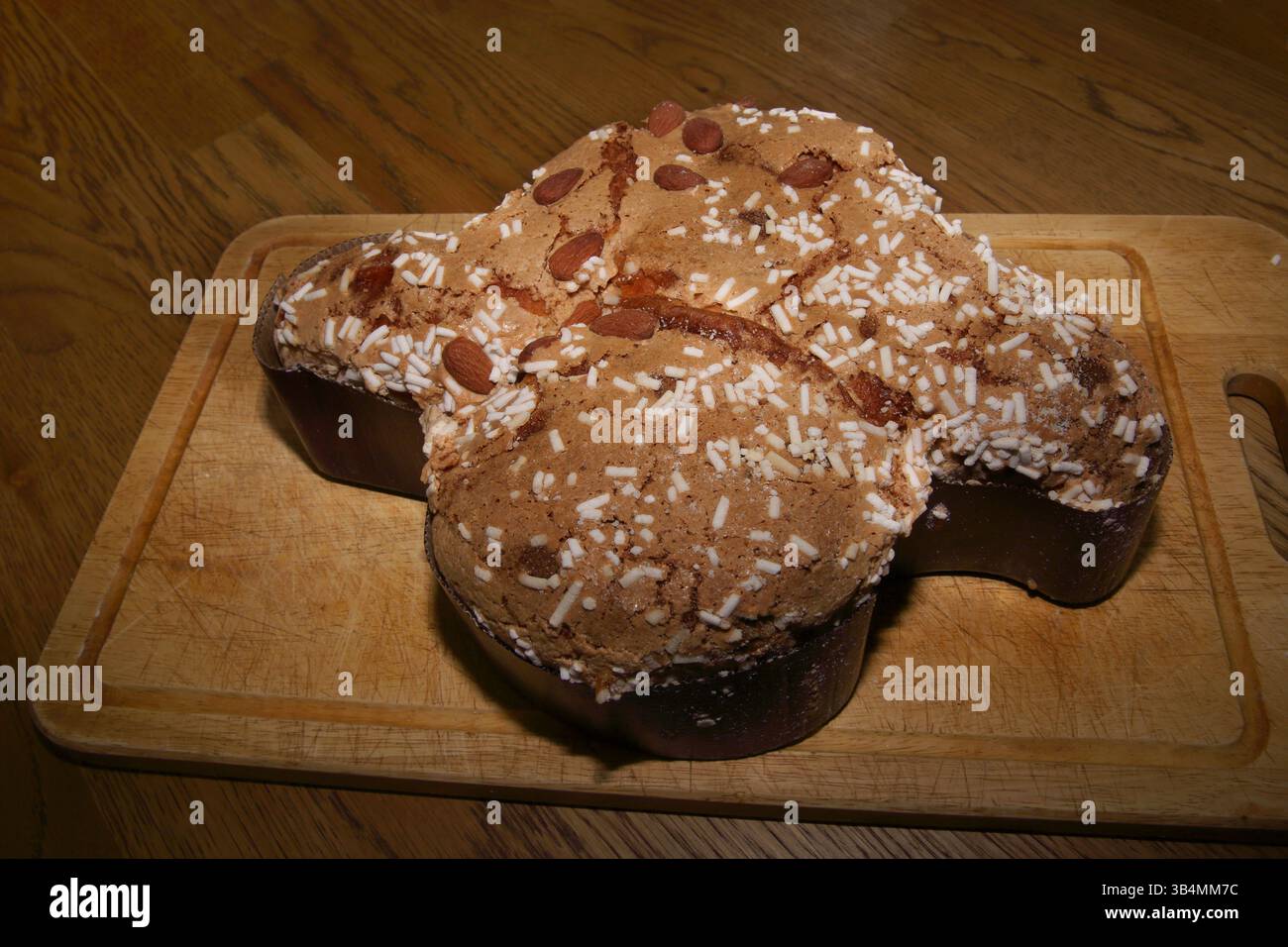 Colomba di Pasqua Pane pasquale italiano con zucchero perlato e mandorle Foto Stock