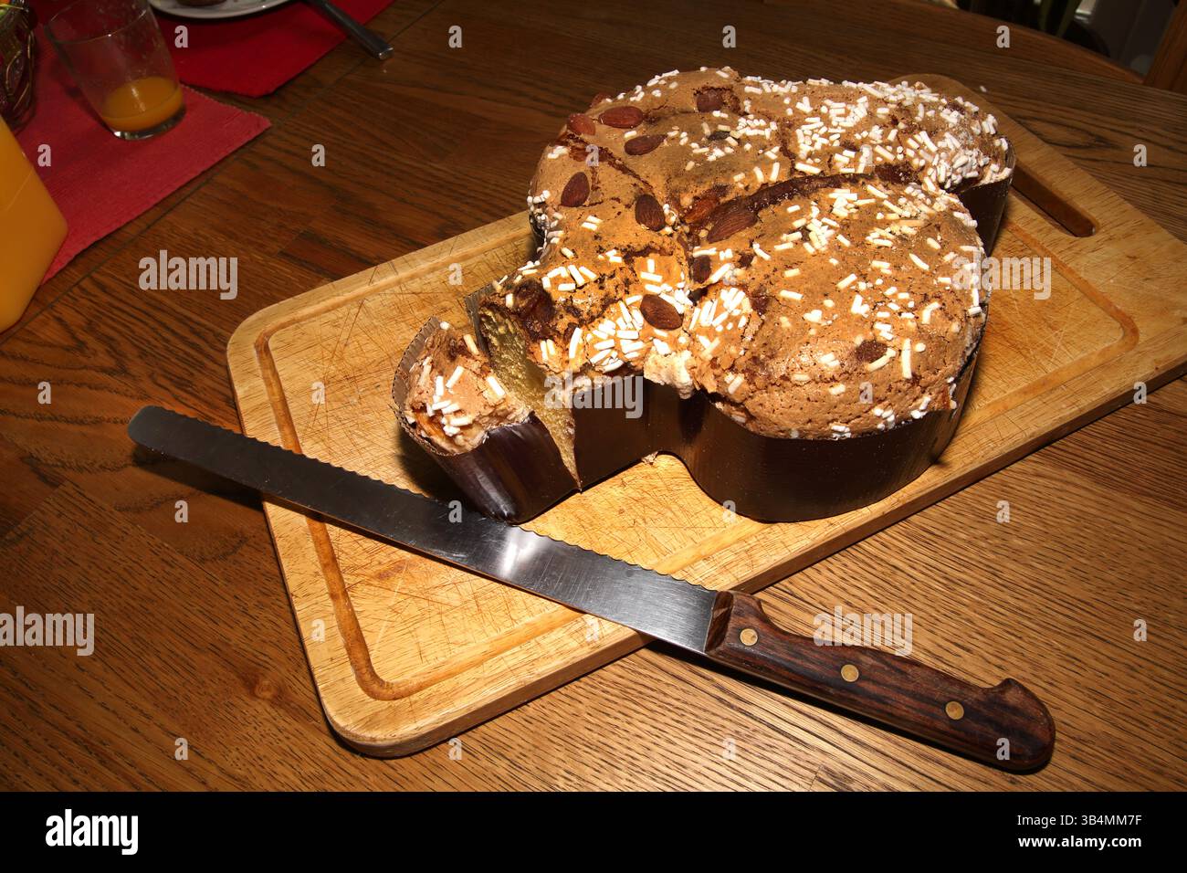 Colomba di Pasqua Pane pasquale italiano con zucchero perlato e mandorle Foto Stock
