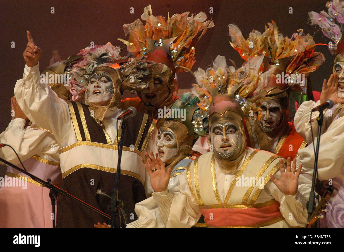 08 feb. 2011 - CONCURSO OFICIAL DE CARNAVAL EN T. DE VERANO, MURGA LOS DIABLOS VERDES, FOTO PLA, ND 20110206 (immagine di credito: © El Pais/ZUMAPRESS.com) Foto Stock