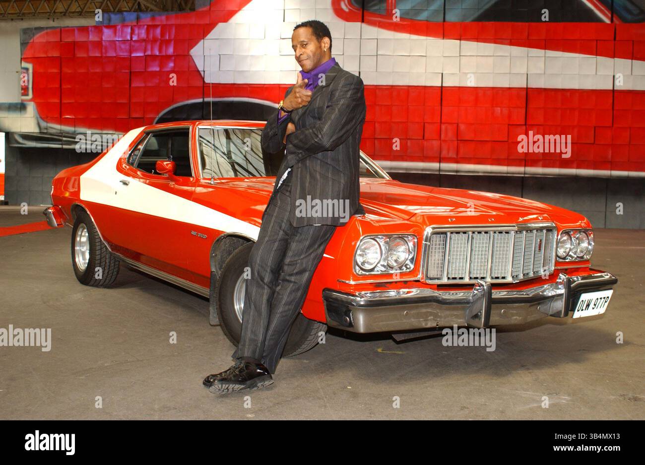 20 giugno 2003 - Londra, Gran Bretagna - Antonio Fargas. L'ex star di Starsky & Hutch Antonio Fargas svela la scultura in cartone della Ford Gran Torino dello show poliziesco per promuovere il videogioco ''Starsky & Hutch''..Spitalfields Marke, Londra.06/20/2003. TIM MATTHEWS/ 2003 A13249.(immagine di credito: © Globe Photos/ZUMAPRESS.com) Foto Stock
