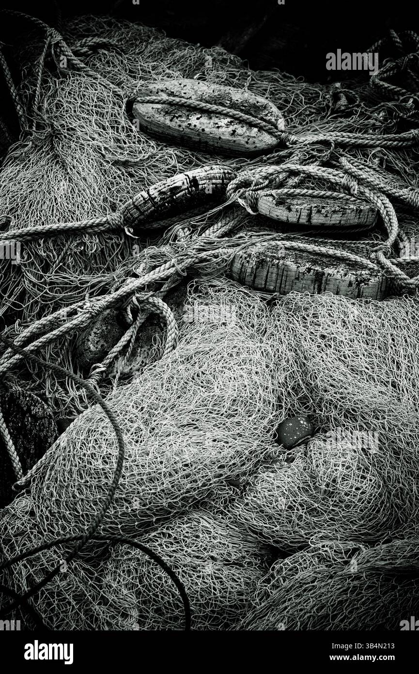 vecchie reti da pesca abbandonate, corde e carri galleggianti in sughero nel marcire hulk della barca da pesca, aldeburgh, suffolk, inghilterra Foto Stock