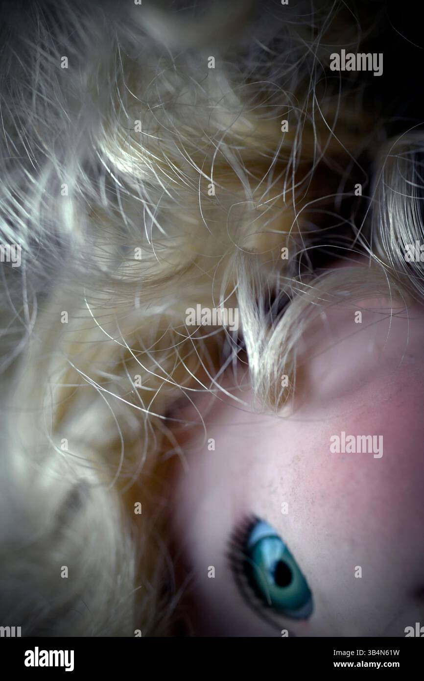 bambola disordinata, abbandonata, bambola bambino, norfolk, inghilterra Foto Stock