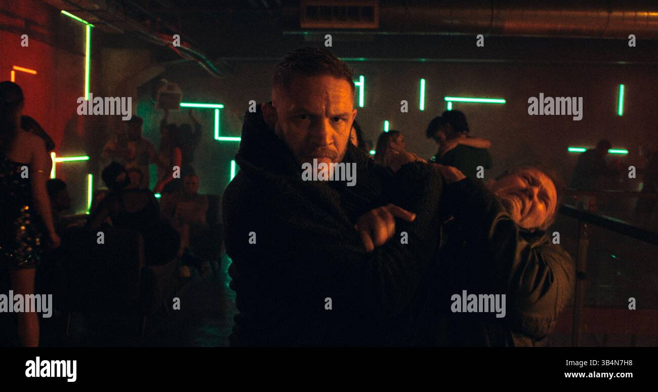 DATA DI USCITA: 24 aprile 2025 TITOLO: Havoc STUDIO: Netflix DIRECTOR: Gareth Evans TRAMA: Dopo che un affare di droga è andato storto, un detective ferito deve farsi strada attraverso la malavita criminale per salvare il figlio di un politico, svelando una profonda rete di corruzione e cospirazione che racchiude tutta la sua città. INTERPRETATO DA: TOM HARDY nel ruolo di Walker. (Immagine di credito: © Netflix/Entertainment Pictures/ZUMAPRESS.com) SOLO PER USO EDITORIALE! Non per USO commerciale! Foto Stock