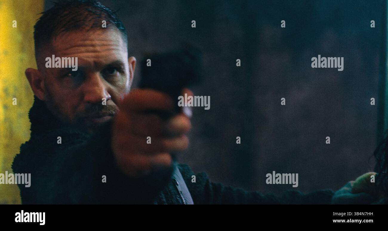 DATA DI USCITA: 24 aprile 2025 TITOLO: Havoc STUDIO: Netflix DIRECTOR: Gareth Evans TRAMA: Dopo che un affare di droga è andato storto, un detective ferito deve farsi strada attraverso la malavita criminale per salvare il figlio di un politico, svelando una profonda rete di corruzione e cospirazione che racchiude tutta la sua città. INTERPRETATO DA: TOM HARDY nel ruolo di Walker. (Immagine di credito: © Netflix/Entertainment Pictures/ZUMAPRESS.com) SOLO PER USO EDITORIALE! Non per USO commerciale! Foto Stock