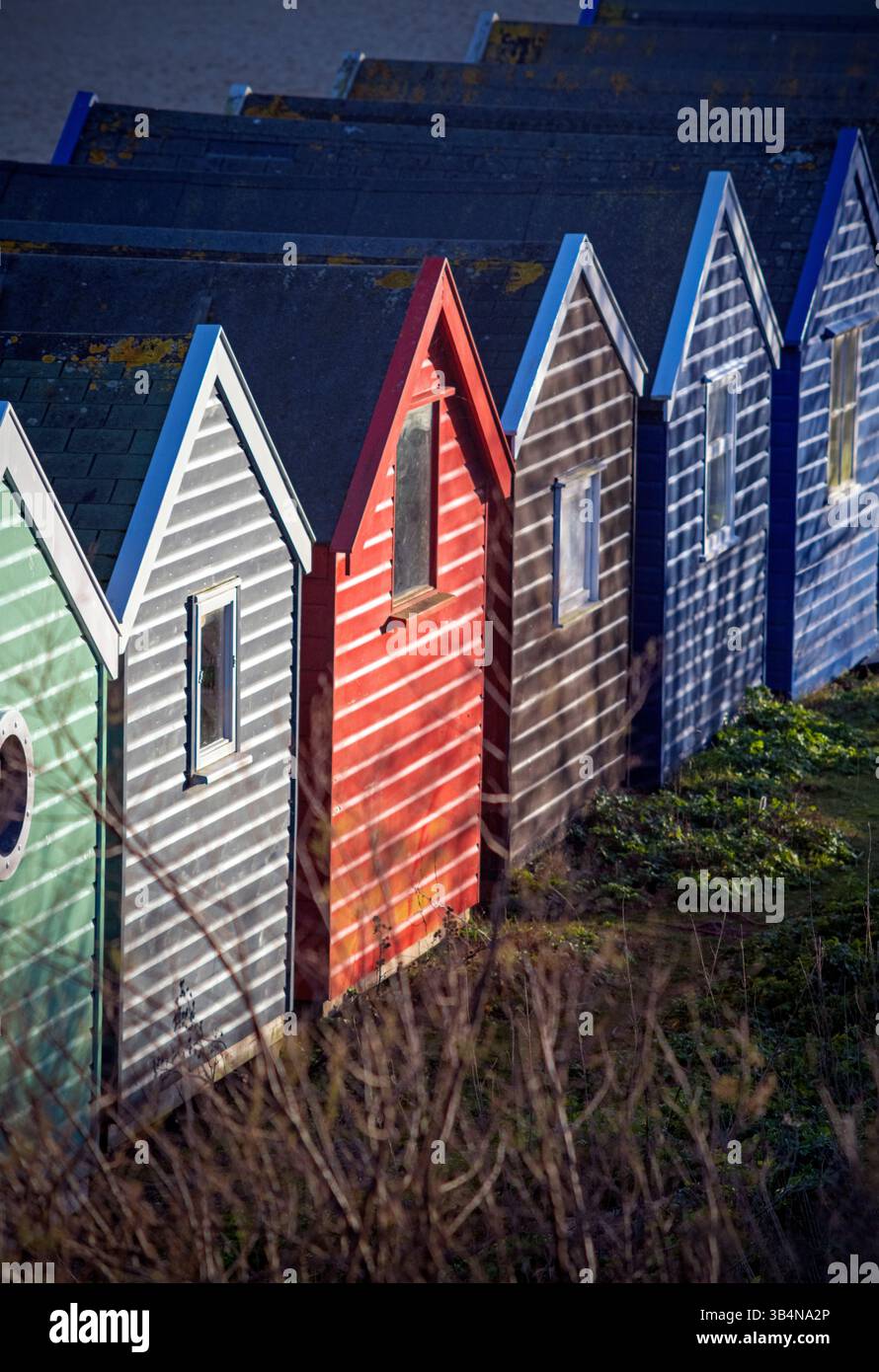 luce solare invernale nel tardo pomeriggio sulle capanne sulla spiaggia, southwold, suffolk, inghilterra Foto Stock