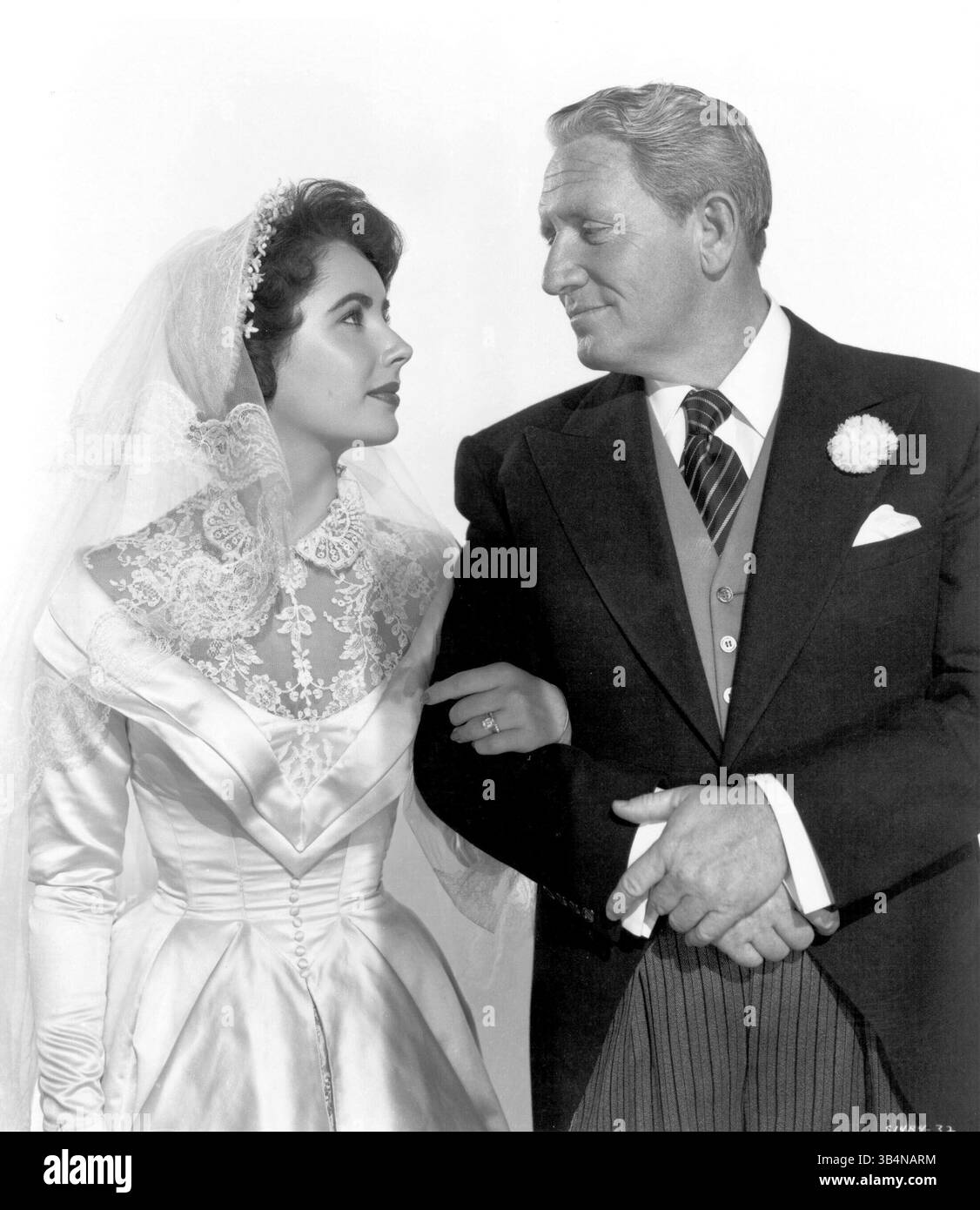 FOTO FILE - ELIZABETH TAYLOR, 79, la dea del film vincitrice dell'Oscar e pioniera attivista dell'AIDS i cui matrimoni fuori schermo, divorzi e gesta di sfiducia della morte rivaleggiavano con i suoi film per il dramma morto il 23 marzo 2011 di insufficienza cardiaca congestizia. IN FOTO: RILASCIATO: 16 giugno 1950 - titolo originale del film: Padre della sposa. NELLA FOTO: ELIZABETH TAYLOR nel ruolo di Kay Banks e SPENCER TRACY nel ruolo di Stanley T. Banks. (Immagine di credito: © Entertainment Pictures/ZUMAPRESS.com) Foto Stock