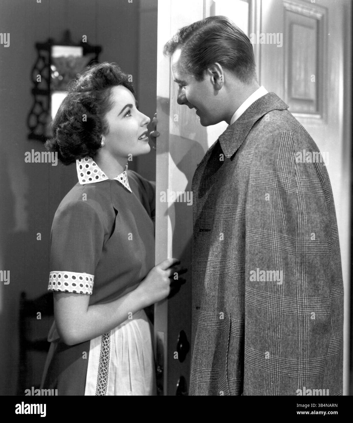 FOTO FILE - ELIZABETH TAYLOR, 79, la dea del film vincitrice dell'Oscar e pioniera attivista dell'AIDS i cui matrimoni fuori schermo, divorzi e gesta di sfiducia della morte rivaleggiavano con i suoi film per il dramma morto il 23 marzo 2011 di insufficienza cardiaca congestizia. IN FOTO: RILASCIATO: 16 giugno 1950 - titolo originale del film: Padre della sposa. NELLA FOTO: ELIZABETH TAYLOR interpreta Kay Banks e DON TAYLOR interpreta Buckley Dunstan. (Immagine di credito: © Entertainment Pictures/ZUMAPRESS.com) Foto Stock