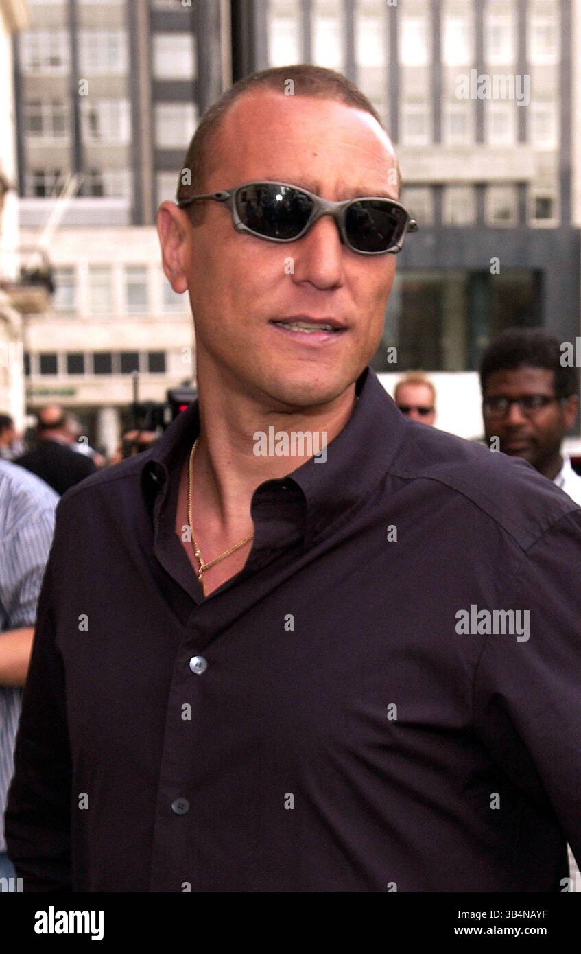 10 luglio 2003 - Londra, Gran Bretagna - .Vinnie Jones.FootBaler Turned Film Star Vinnie Jones ha lanciato la sua nuova gamma di abbigliamento maschile firmati..Cavendish Square, Londra..07/10/2003. GARETH GAY/ 2003.A13351 (immagine di credito: © Globe Photos/ZUMAPRESS.com) Foto Stock