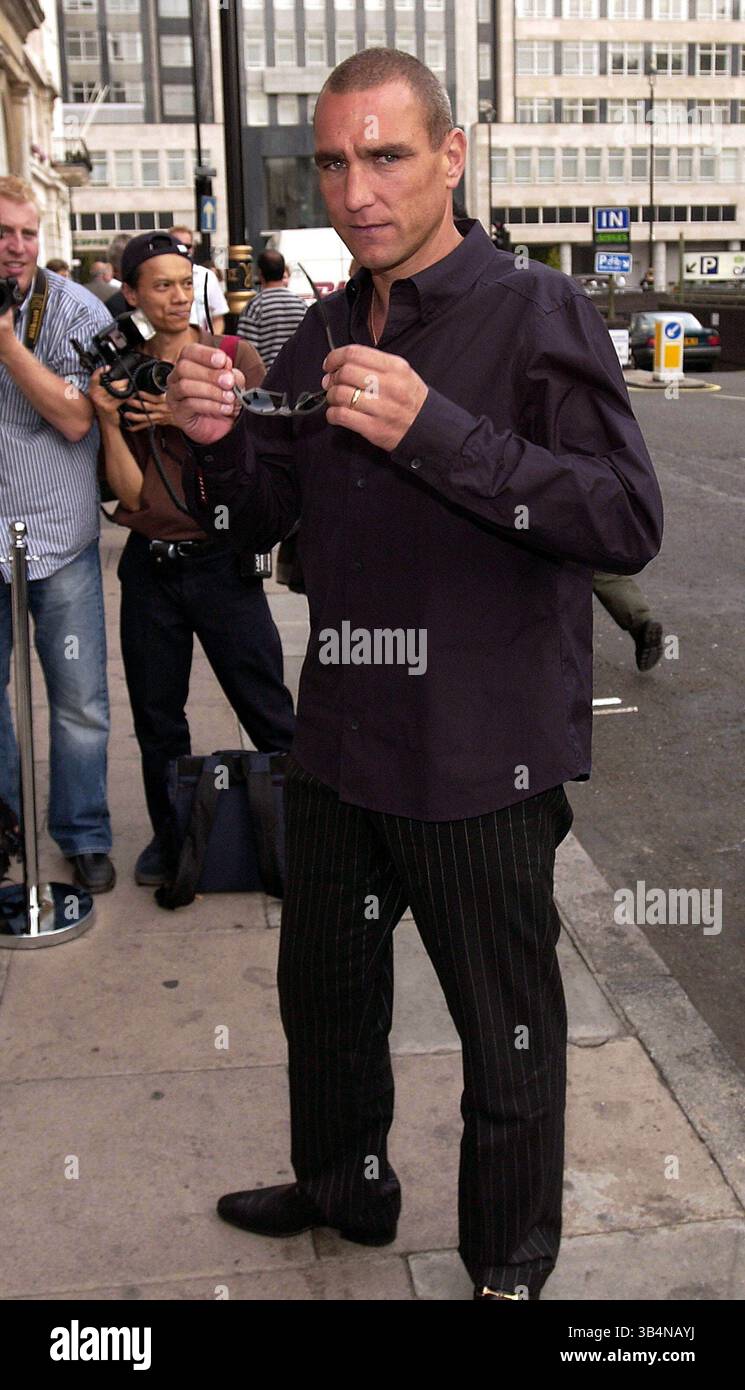 10 luglio 2003 - Londra, Gran Bretagna - .Vinnie Jones.FootBaler Turned Film Star Vinnie Jones ha lanciato la sua nuova gamma di abbigliamento maschile firmati..Cavendish Square, Londra..07/10/2003. GARETH GAY/ 2003.A13351 (immagine di credito: © Globe Photos/ZUMAPRESS.com) Foto Stock