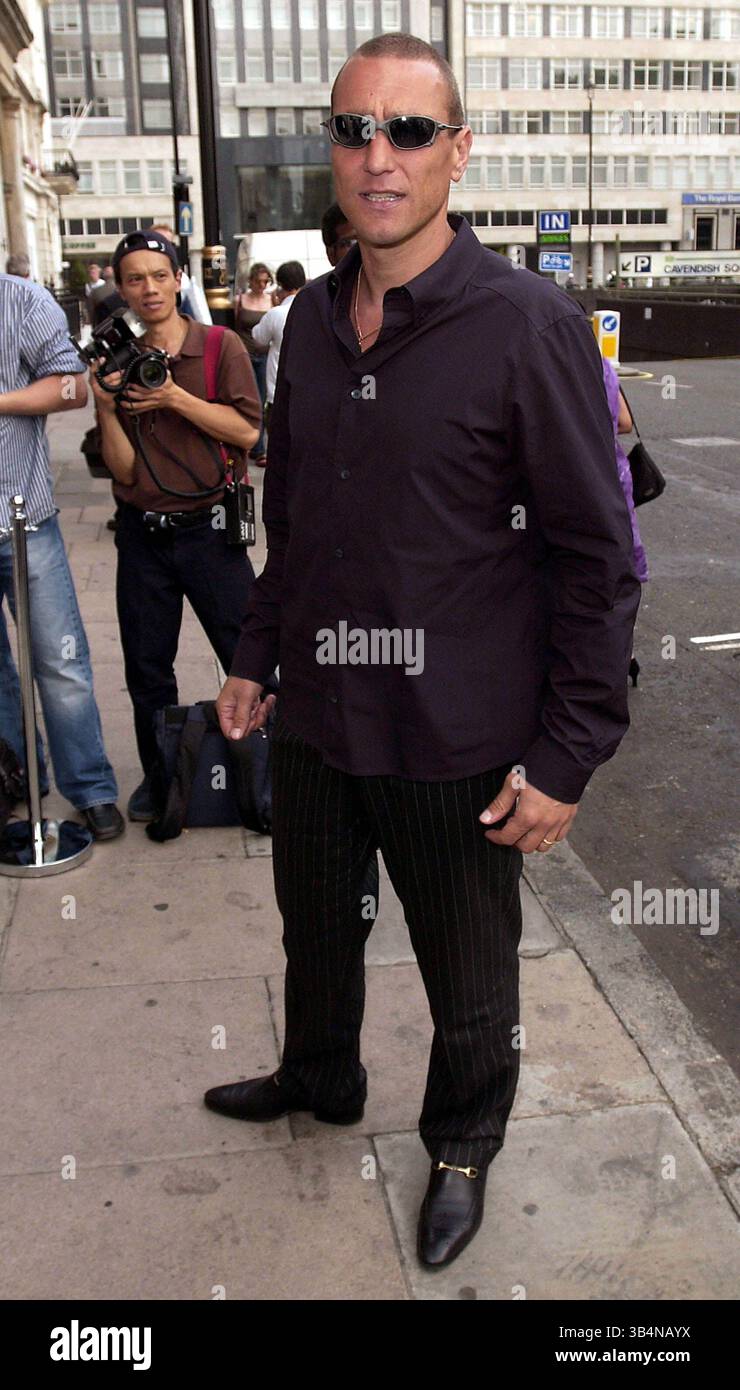 10 luglio 2003 - Londra, Gran Bretagna - .Vinnie Jones.FootBaler Turned Film Star Vinnie Jones ha lanciato la sua nuova gamma di abbigliamento maschile firmati..Cavendish Square, Londra..07/10/2003. GARETH GAY/ 2003.A13351 (immagine di credito: © Globe Photos/ZUMAPRESS.com) Foto Stock