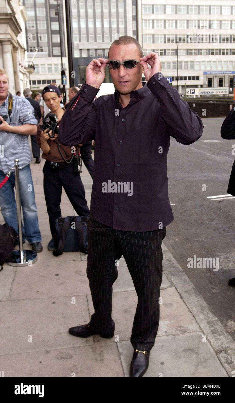 10 luglio 2003 - Londra, Gran Bretagna - .Vinnie Jones.FootBaler Turned Film Star Vinnie Jones ha lanciato la sua nuova gamma di abbigliamento maschile firmati..Cavendish Square, Londra..07/10/2003. GARETH GAY/ 2003.A13351 (immagine di credito: © Globe Photos/ZUMAPRESS.com) Foto Stock
