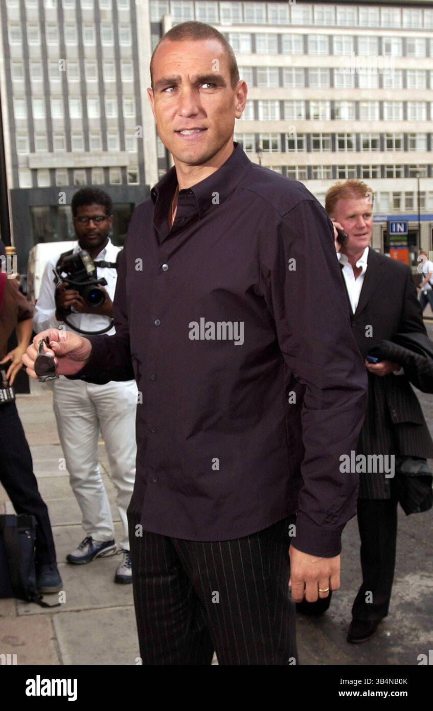 10 luglio 2003 - Londra, Gran Bretagna - .Vinnie Jones.FootBaler Turned Film Star Vinnie Jones ha lanciato la sua nuova gamma di abbigliamento maschile firmati..Cavendish Square, Londra..07/10/2003. GARETH GAY/ 2003.A13351 (immagine di credito: © Globe Photos/ZUMAPRESS.com) Foto Stock