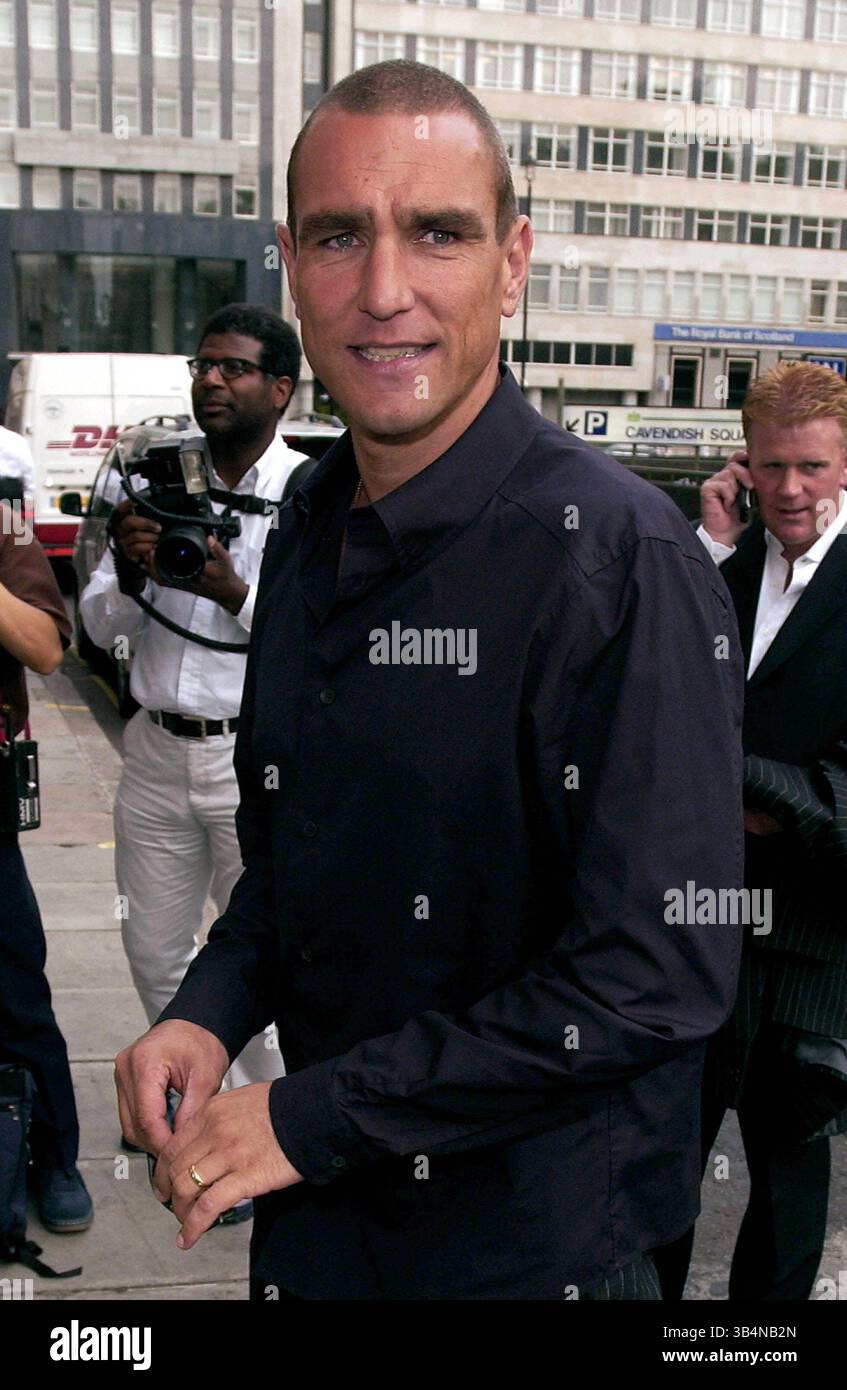 10 luglio 2003 - Londra, Gran Bretagna - .Vinnie Jones.FootBaler Turned Film Star Vinnie Jones ha lanciato la sua nuova gamma di abbigliamento maschile firmati..Cavendish Square, Londra..07/10/2003. GARETH GAY/ 2003.A13351 (immagine di credito: © Globe Photos/ZUMAPRESS.com) Foto Stock
