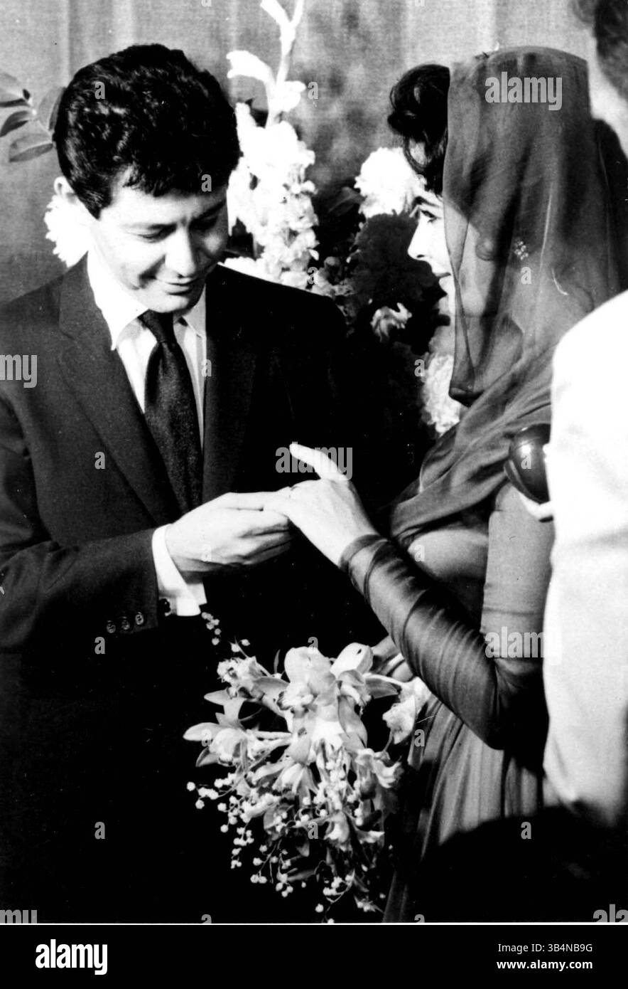 FOTO FILE - ELIZABETH TAYLOR, 79, la dea del film vincitrice dell'Oscar e pioniera attivista dell'AIDS i cui matrimoni fuori schermo, divorzi e gesta di sfiducia della morte rivaleggiavano con i suoi film per il dramma morto il 23 marzo 2011 di insufficienza cardiaca congestizia. NELLA FOTO - 1959 - ELIZABETH TAYLOR ed EDDIE FISHER si scambiano gli anelli al loro matrimonio. (Immagine di credito: &#169; Globe Photos/ZUMAPRESS.com) Foto Stock