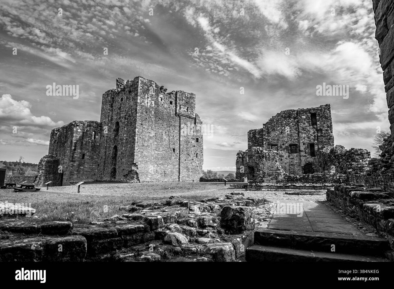 L'immagine è del cortile interno presso le rovine del castello medievale di Brougham del XIII secolo, situato sul fiume Eamont vicino a Penrith in Cumbria Foto Stock