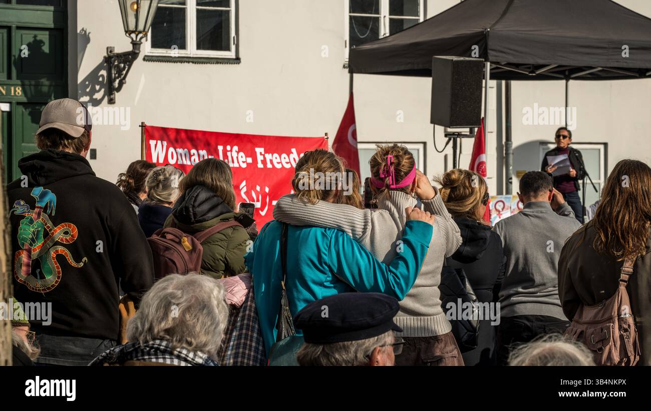 Copenhagen, 8 marzo 2025, giornata internazionale delle donne. La gente ascolta un parlante. Foto Stock