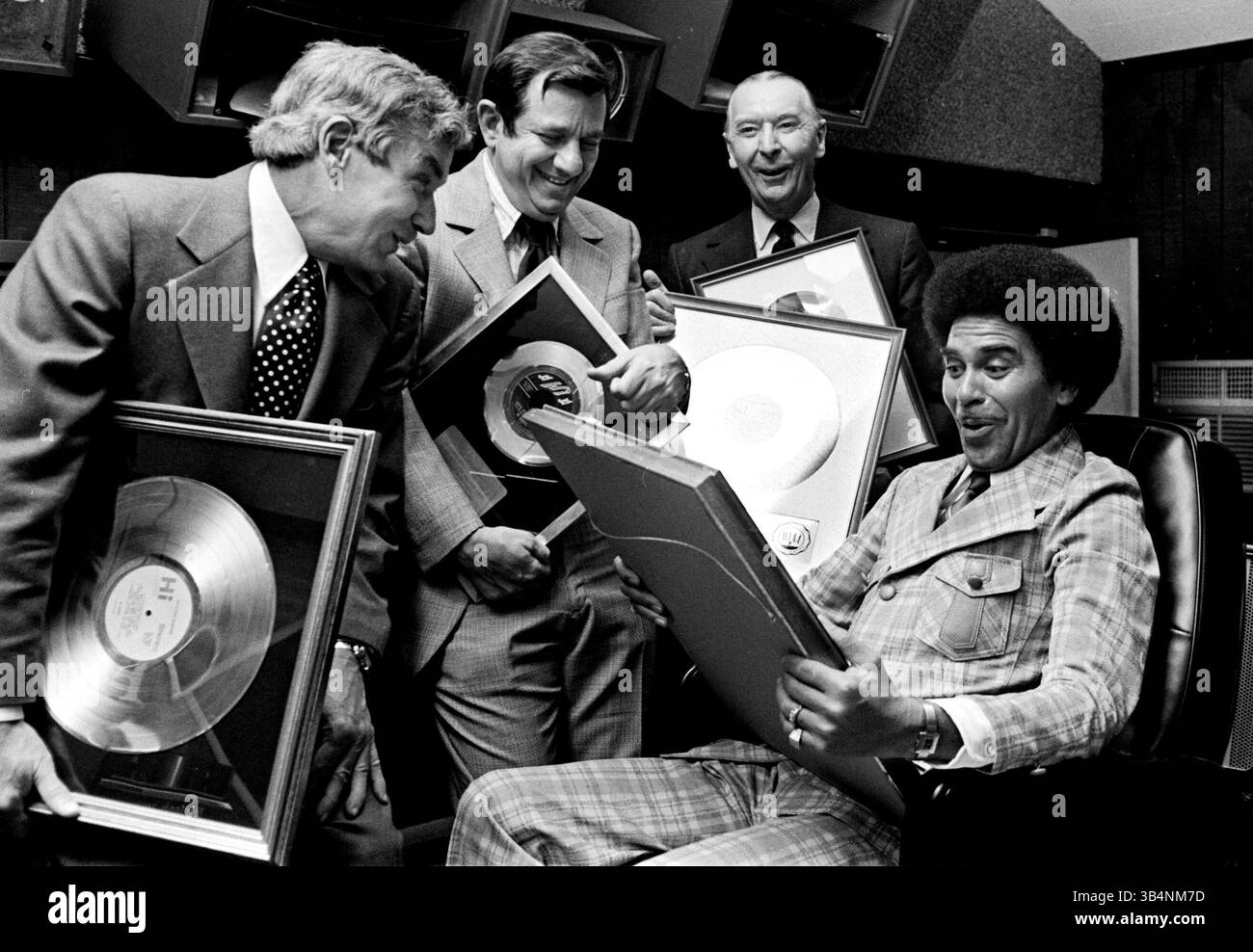 1 aprile 1975 - Memphis, TN, USA - (da sinistra a destra) Walt Maguire (VP di A&R London Records) Nick pesce ( Hi Records) D.H. Toller-Bond (Presidente di London Records Inc.) e Willie Mitchell (VP e General Manager di Hi Records) ammirano i dischi d'oro in una fotografia del 1° aprile 1975. Uno dei grandi pilastri del suono di Memphis, Willie Mitchell, è morto. Il musicista, cantautore, produttore e capo etichetta è morto martedì 5 gennaio 2010. Al Methodist University Hospital. Aveva 81 anni. (Immagine di credito: © The Commercial Appeal/ZUMApress.com) Foto Stock
