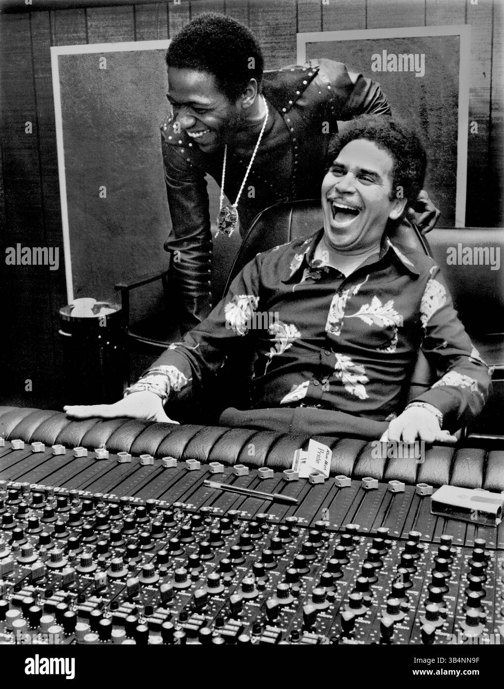 05 gennaio 2010 - Memphis, TN, USA - al Green (in piedi) e Willie Mitchell in una fotografia non datata. Uno dei grandi pilastri del suono di Memphis, Willie Mitchell, è morto. Il musicista, cantautore, produttore e capo etichetta è morto martedì 5 gennaio 2010. Al Methodist University Hospital. Aveva 81 anni. (Immagine di credito: © The Commercial Appeal/ZUMApress.com) Foto Stock