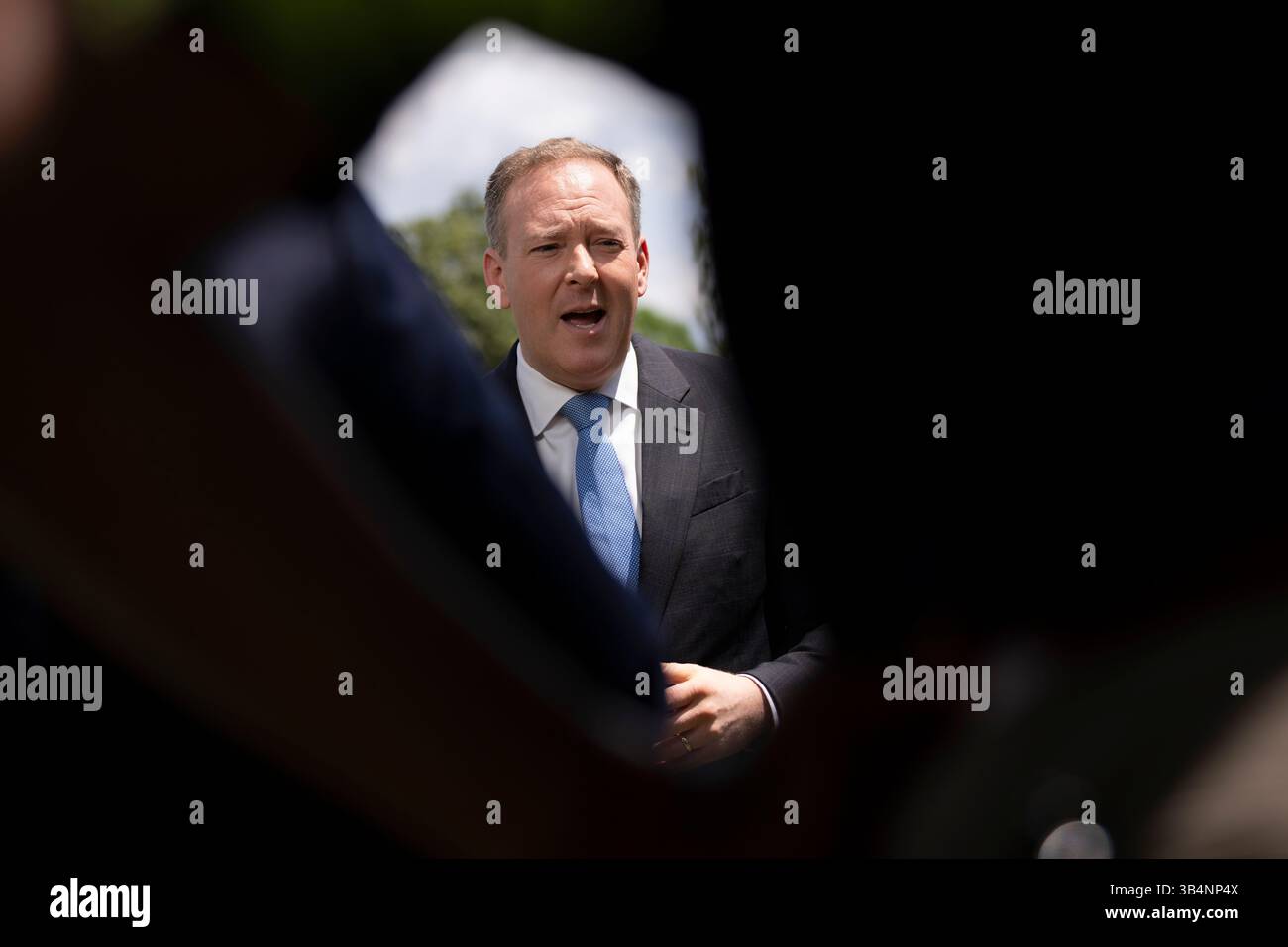 Washington, Vereinigte Staaten. 30 aprile 2025. Lee Zeldin, direttore dell'Agenzia per la protezione ambientale degli Stati Uniti (EPA), parla ai media alla Casa Bianca di Washington, DC, 30 aprile 2025. Crediti: Chris Kleponis/CNP/dpa/Alamy Live News Foto Stock