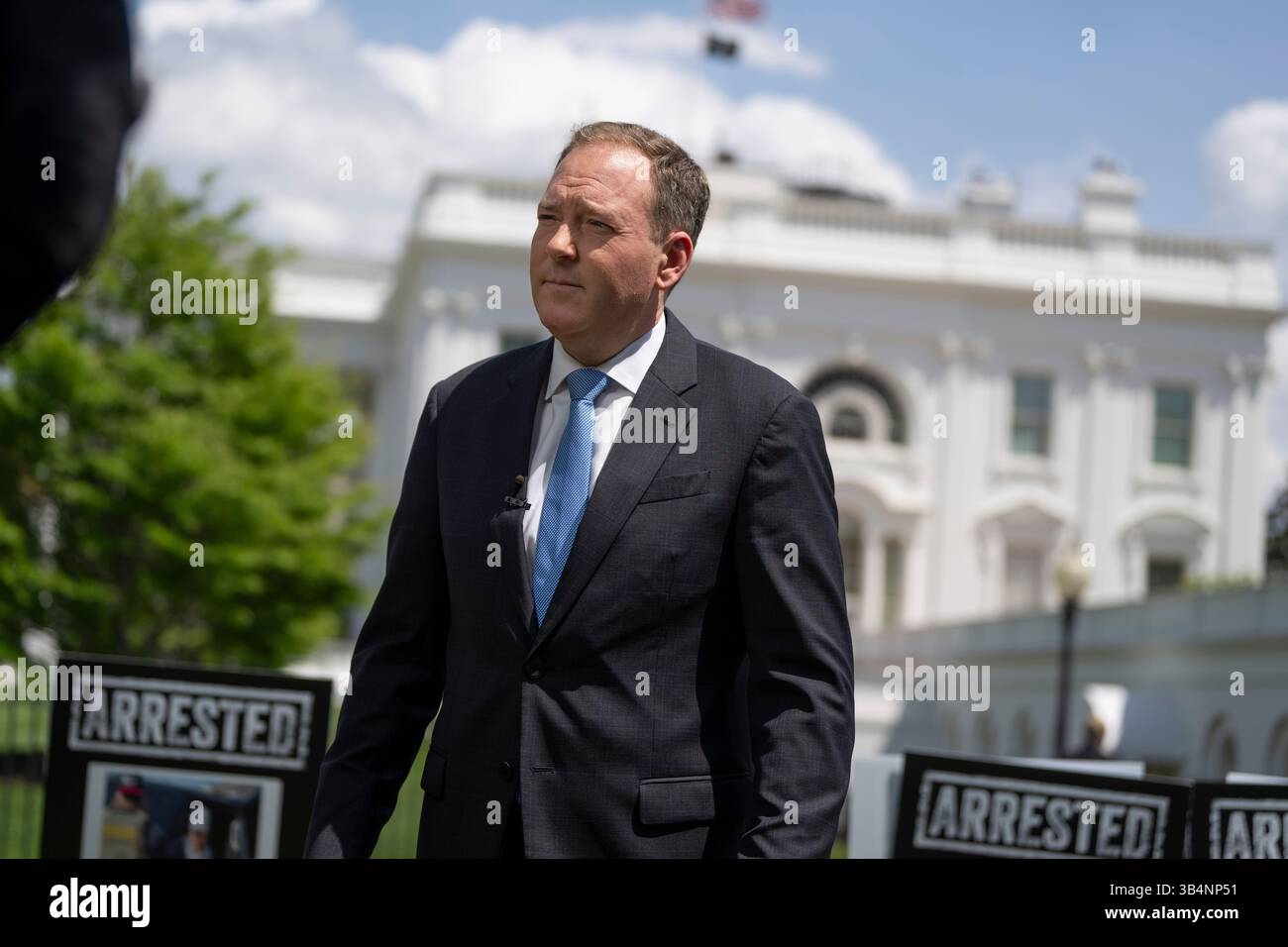 Washington, Vereinigte Staaten. 30 aprile 2025. Lee Zeldin, direttore dell'Agenzia per la protezione ambientale degli Stati Uniti (EPA), parla ai media alla Casa Bianca di Washington, DC, 30 aprile 2025. Crediti: Chris Kleponis/CNP/dpa/Alamy Live News Foto Stock